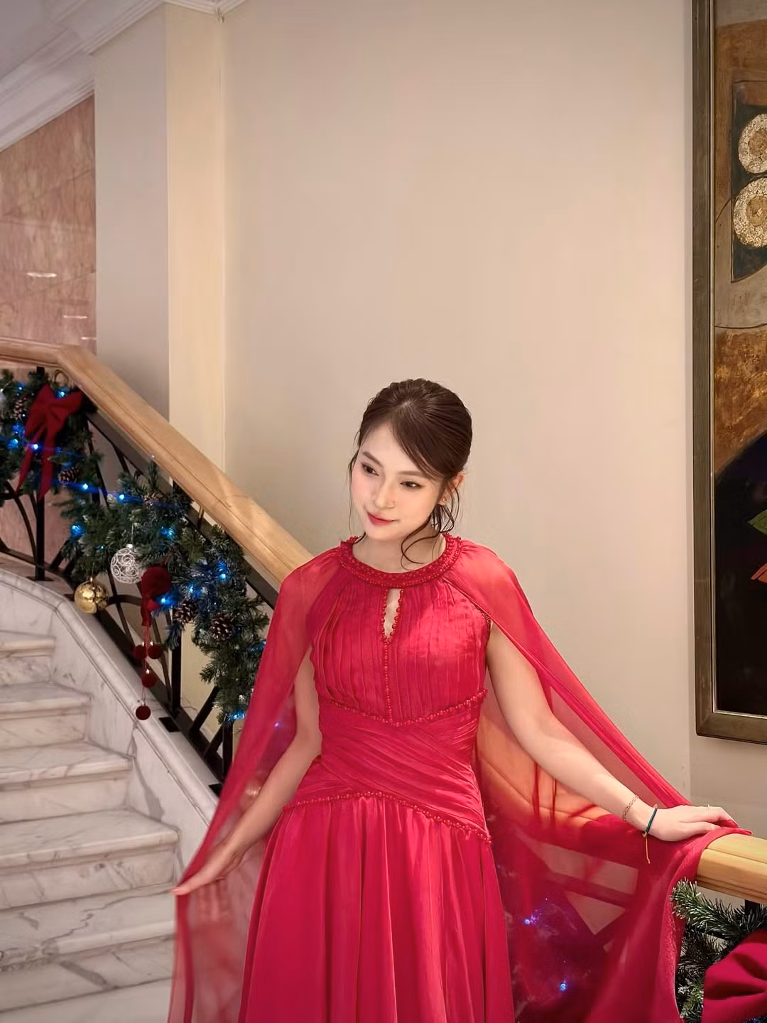 Bộ ảnh Giáng sinh này như một món quà tinh thần mà "hot girl 7 thứ tiếng" gửi tặng đến những người luôn theo dõi và ủng hộ mình trong suốt thời gian qua. Qua đó, Khánh Vy cũng khéo léo khẳng định gu thời trang ngày càng tinh tế và sự trưởng thành về mặt hình ảnh của mình. (Ảnh: IGNV)