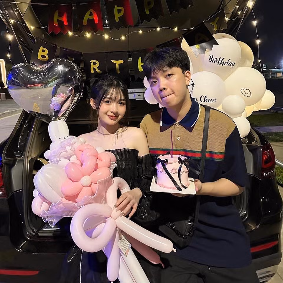 Chuyện tình của cựu tuyển thủ nổi tiếng Liên Quân Mobile ADC (Trần Đức Chiến) và hot girl Kim Chung Phan luôn nhận về nhiều sự quan tâm từ cộng đồng mạng. Cặp đôi thường xuyên phát "cơm chó" khiến nhiều người vô cùng ngưỡng mộ.