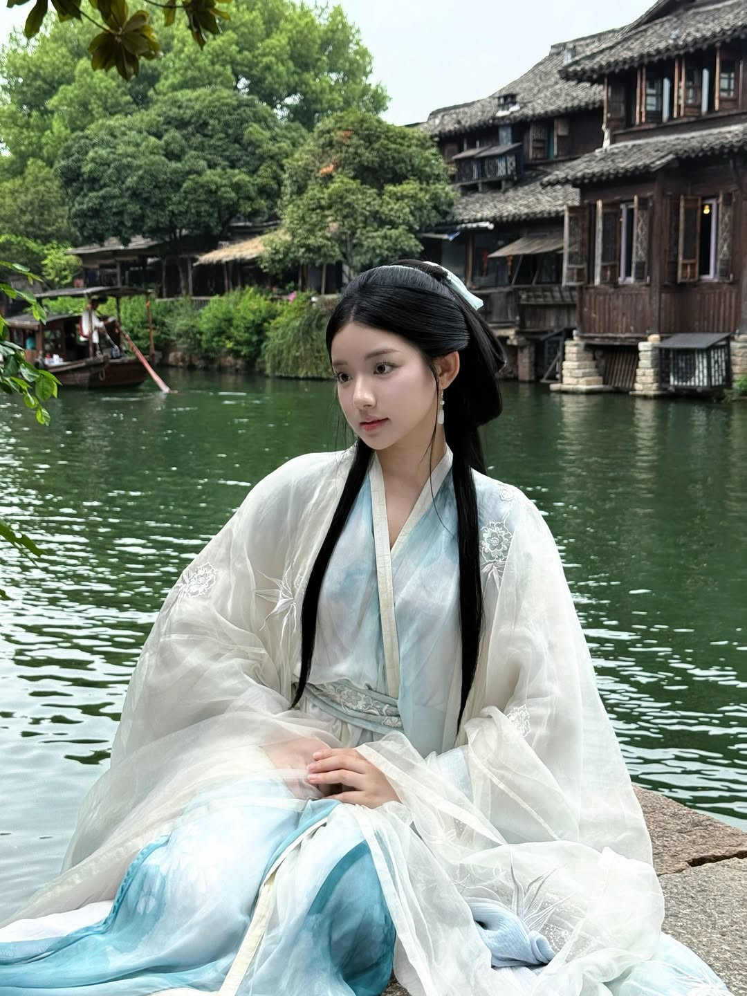 Nhiều fan đã để lại bình luận khen ngợi sự thay đổi phong cách của Quỳnh Trương: "Tưởng AI không đấy Quỳnh Trương ơi, đẹp quá", "như tiên giáng trần ý, xinh vậy". (Ảnh: IGNV)