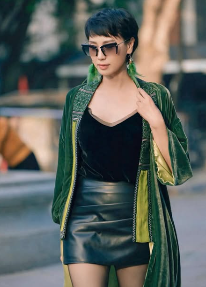 Mới đây, "mẹ ngoại" U50 tiếp tục gây sốt mạng xã hội khi tung loạt ảnh dạo phố với phong cách thời trang cực kỳ thời thượng, khẳng định đẳng cấp nhan sắc "bất bại" trước thời gian. (Ảnh IGNV)