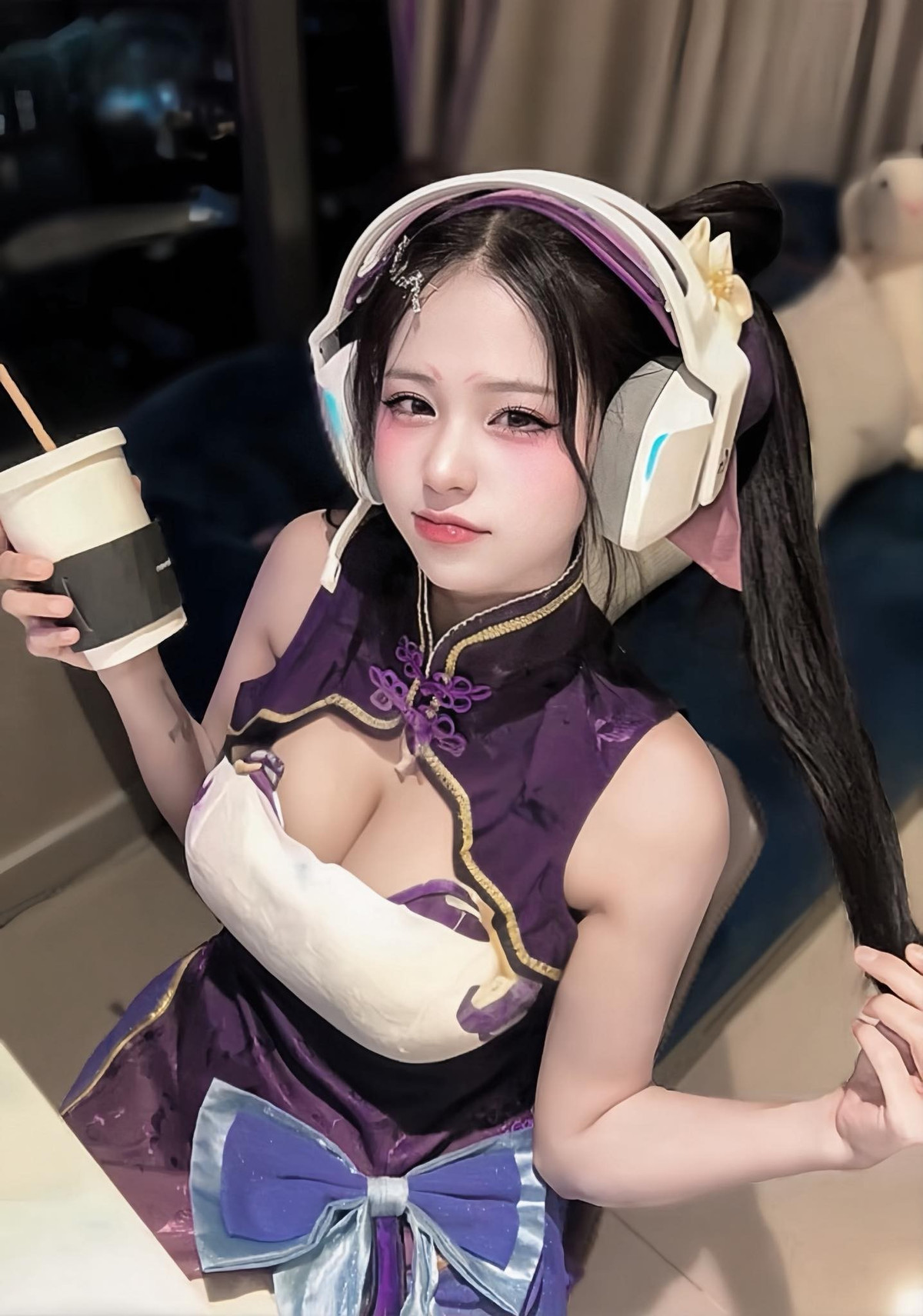 Diện trên mình bộ sườn xám tím cắt xẻ táo bạo ở phần ngực, tôn trọn đường cong gợi cảm, khoảnh khắc Yugi Kiều Oanh tự tin đặt hờ chiếc cốc nước lên vòng một đầy đặn đã thực sự gây "bùng nổ" trên mạng xã hội.