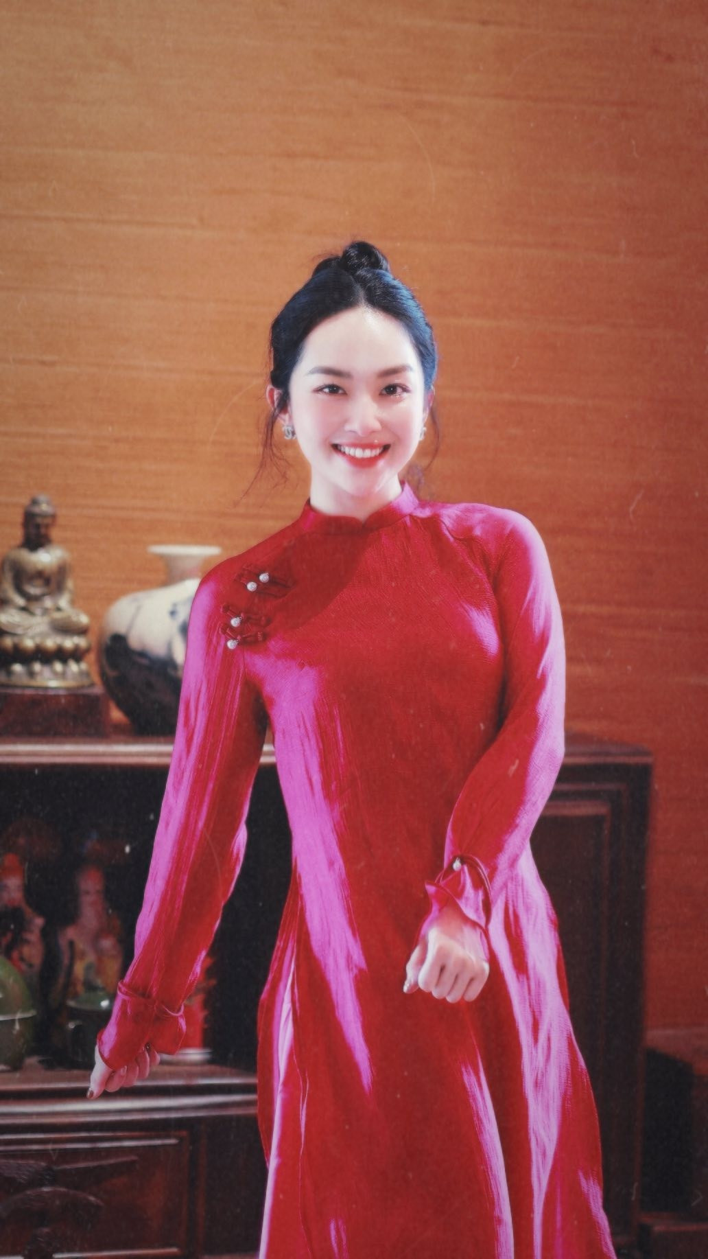 View - Nữ MC Nghệ An gia nhập đường đua ảnh Tết với áo dài họa tiết con công độc đáo | Báo Tri thức và Cuộc sống - TIN TỨC PHỔ BIẾN KIẾN THỨC 24H