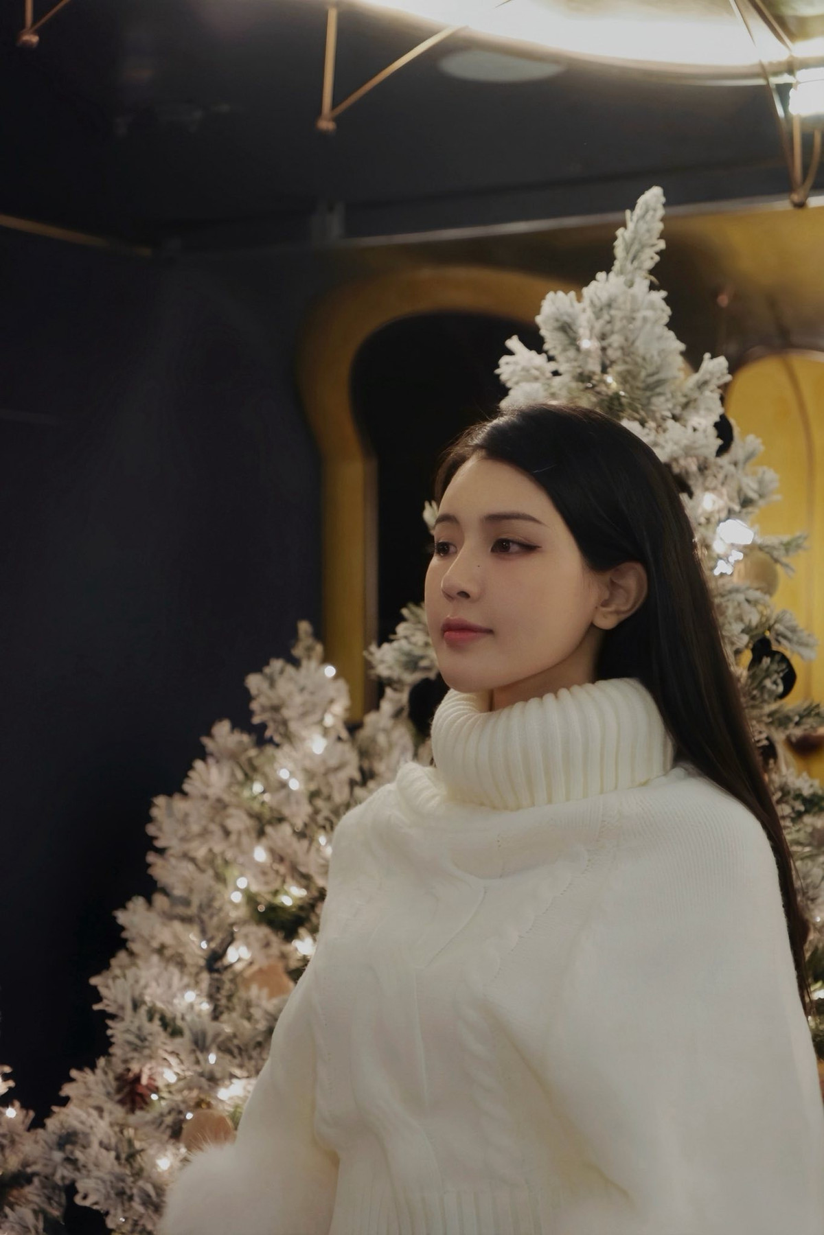 Vũ Văn Thanh là hậu vệ trụ cột của CLB Công an Hà Nội và đội tuyển quốc gia, trong khi Trần Bích Hạnh là một influencer nổi tiếng trong cộng đồng thể hình với vóc dáng cực chuẩn và gương mặt xinh đẹp. (Ảnh: FBNV)