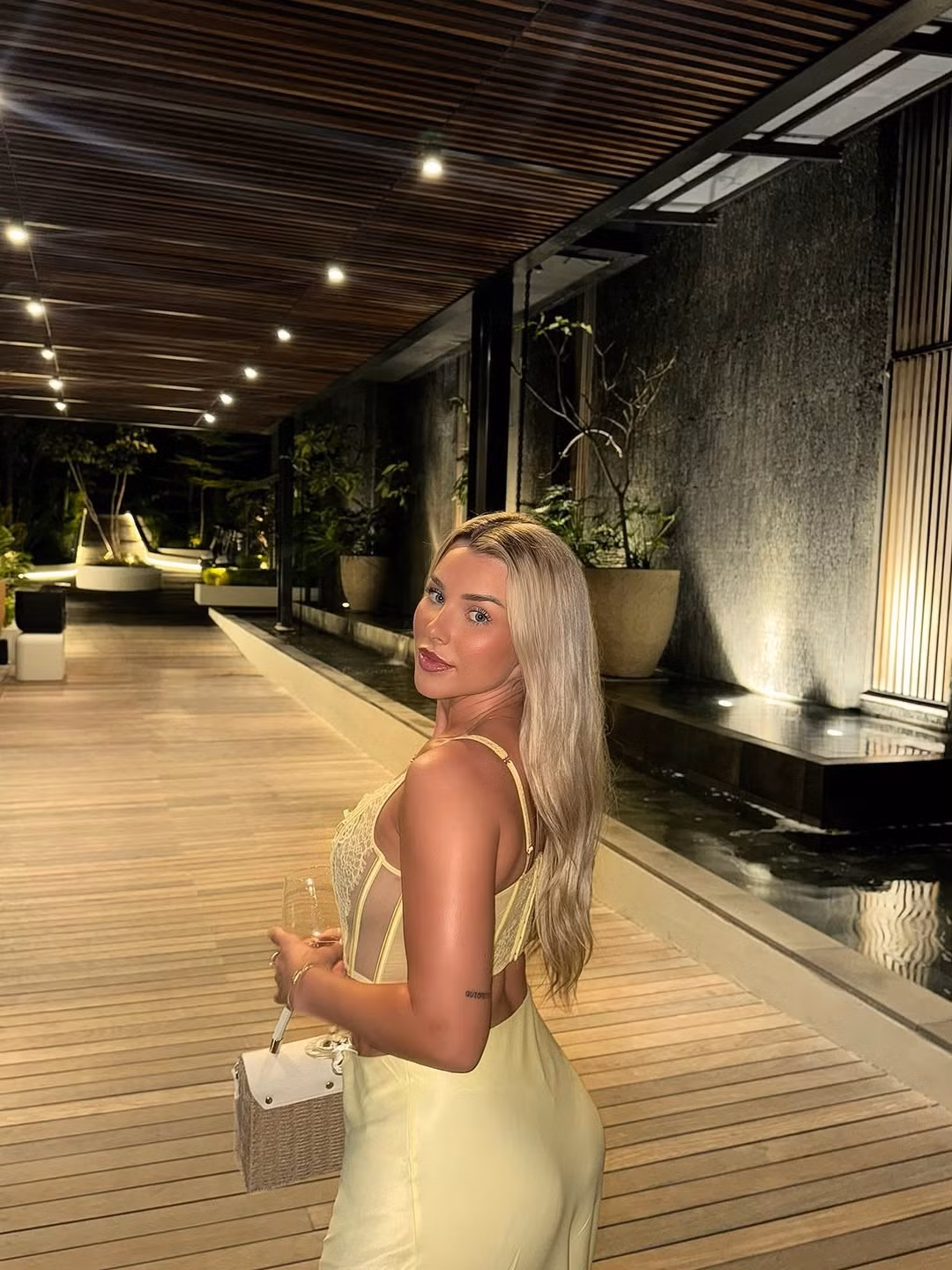 Sự nghiệp sân cỏ không mấy thuận lợi và thăng hoa, thế nhưng việc làm một ngôi sao trên mạng xã hội đã giúp nữ cầu thủ người Anh có khoản thu nhập đáng kể