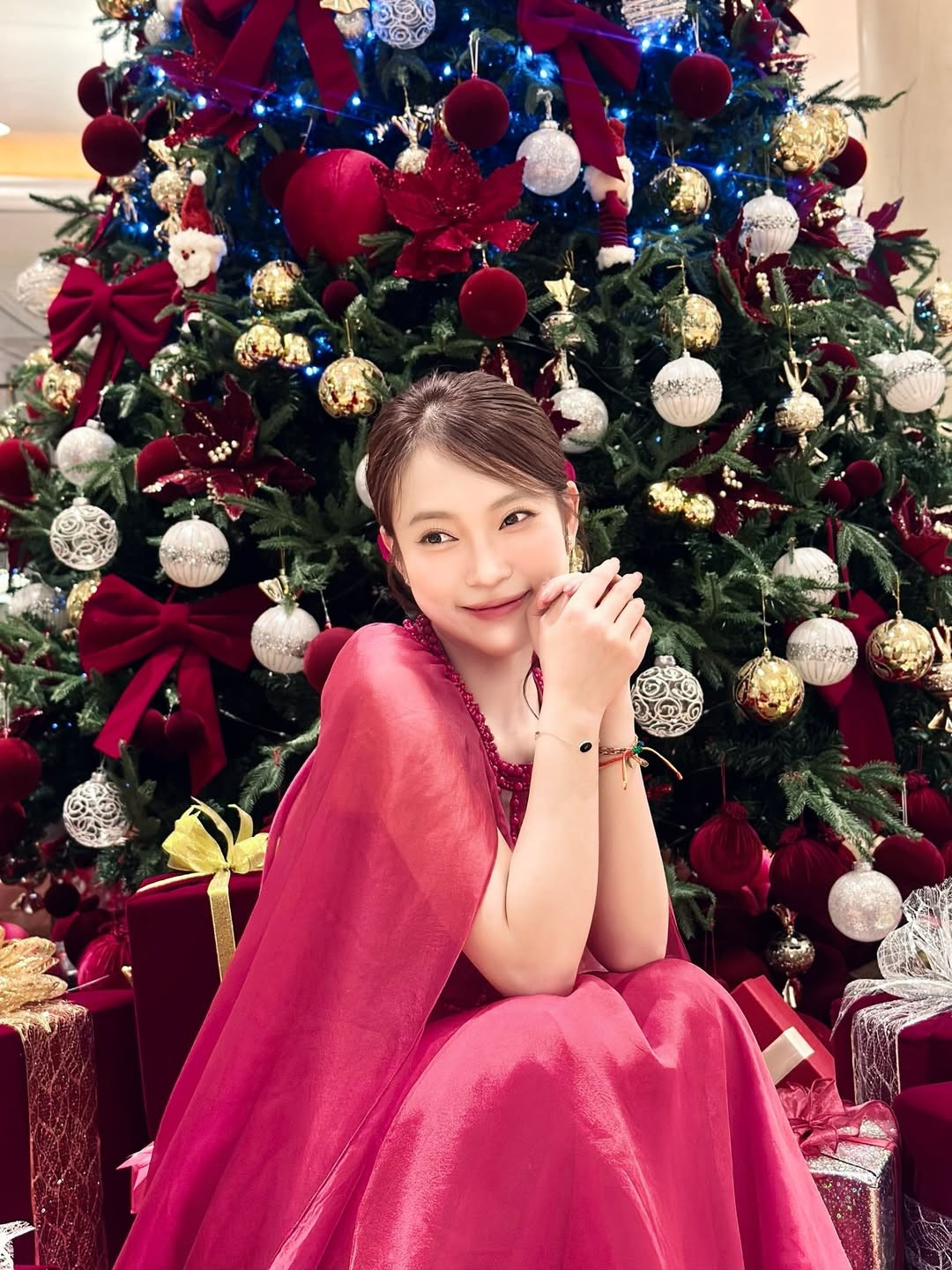 Chiếc váy với phần tà voan mỏng nhẹ tựa như một dải lụa, kết hợp cùng chi tiết đính kết tinh xảo ở cổ và eo giúp nữ MC vừa giữ được vẻ trẻ trung, vừa toát lên nét sang trọng, quý phái. (Ảnh: IGNV)