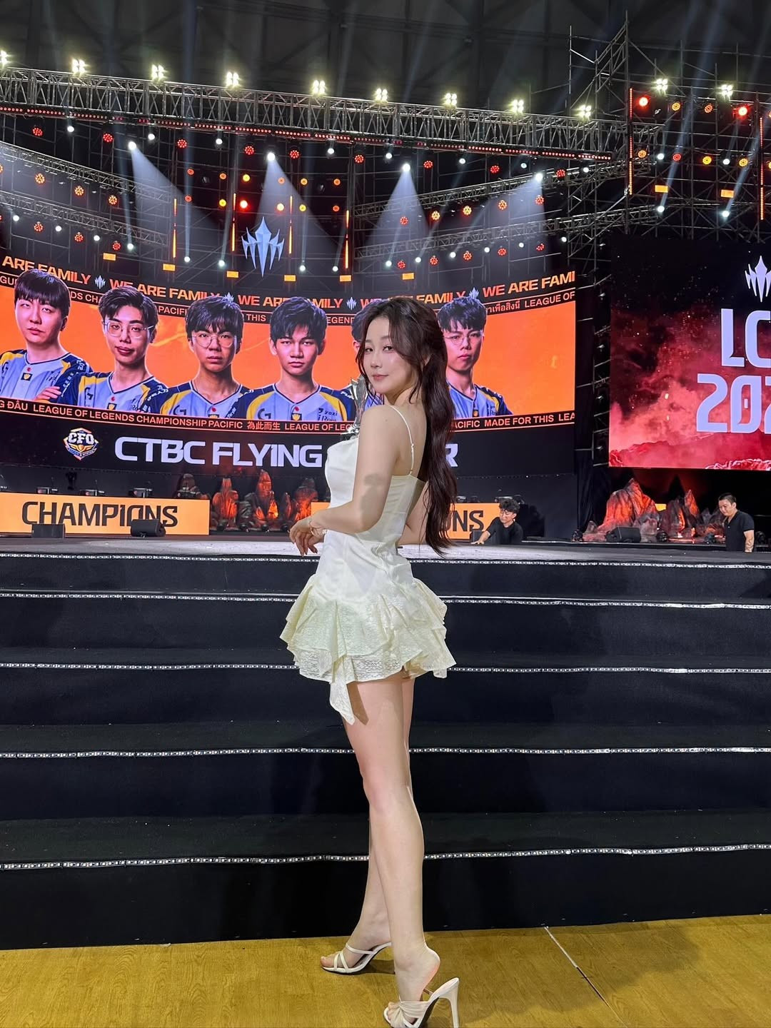 Với kinh nghiệm dày dặn và kiến thức chuyên sâu về game, Kitty không chỉ gây ấn tượng bởi ngoại hình mà còn bởi sự chuyên nghiệp và duyên dáng của mình trên bàn bình luận.