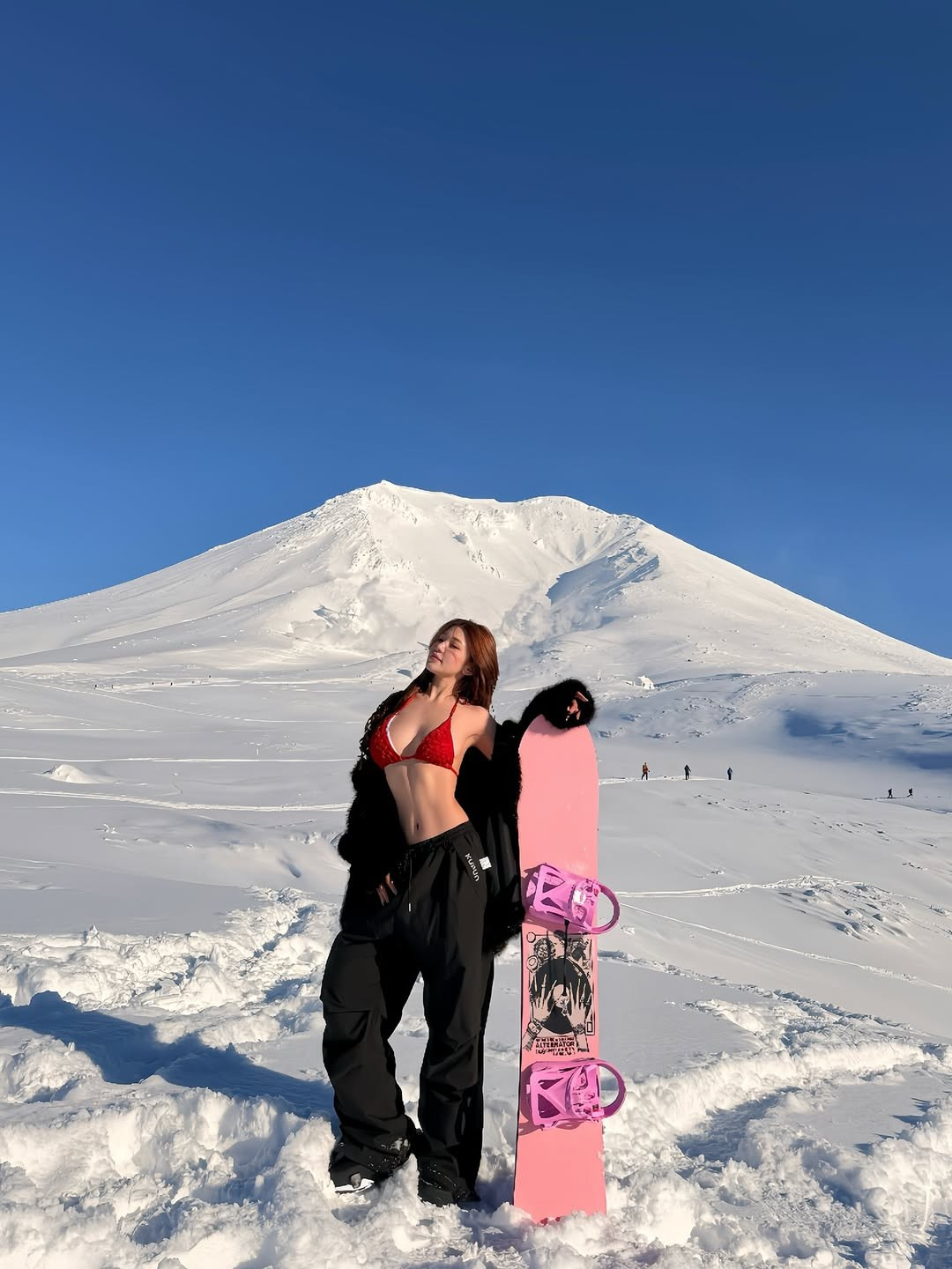 Sự tương phản mạnh mẽ giữa làn da trắng ngần, vóc dáng gợi cảm với phông nền núi tuyết hùng vĩ đã ngay lập tức thu về hàng trăm nghìn lượt tương tác. Nhiều người hâm mộ không khỏi trầm trồ trước sự "chịu chơi" và khả năng chịu lạnh cực tốt của nàng mẫu sinh năm 1998 này. (Ảnh: IGNV)