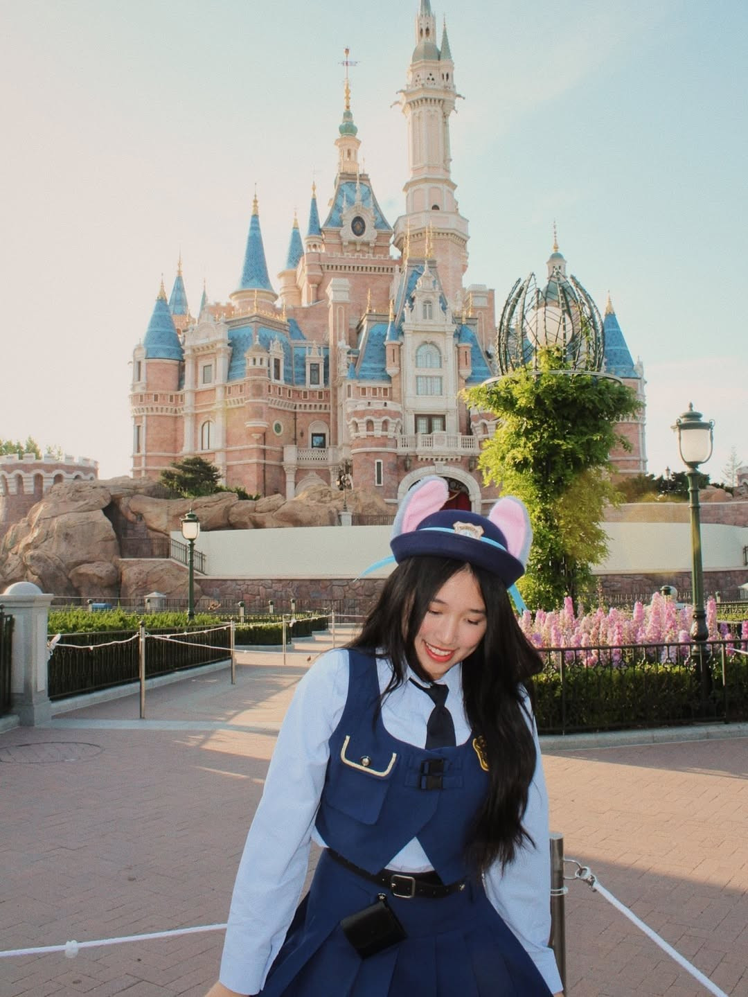 Trong chuyến đi khám phá công viên giải trí, Jenny Huỳnh đã quyết định cosplay nhân vật chính Judy Hopps. (Ảnh: IGNV)