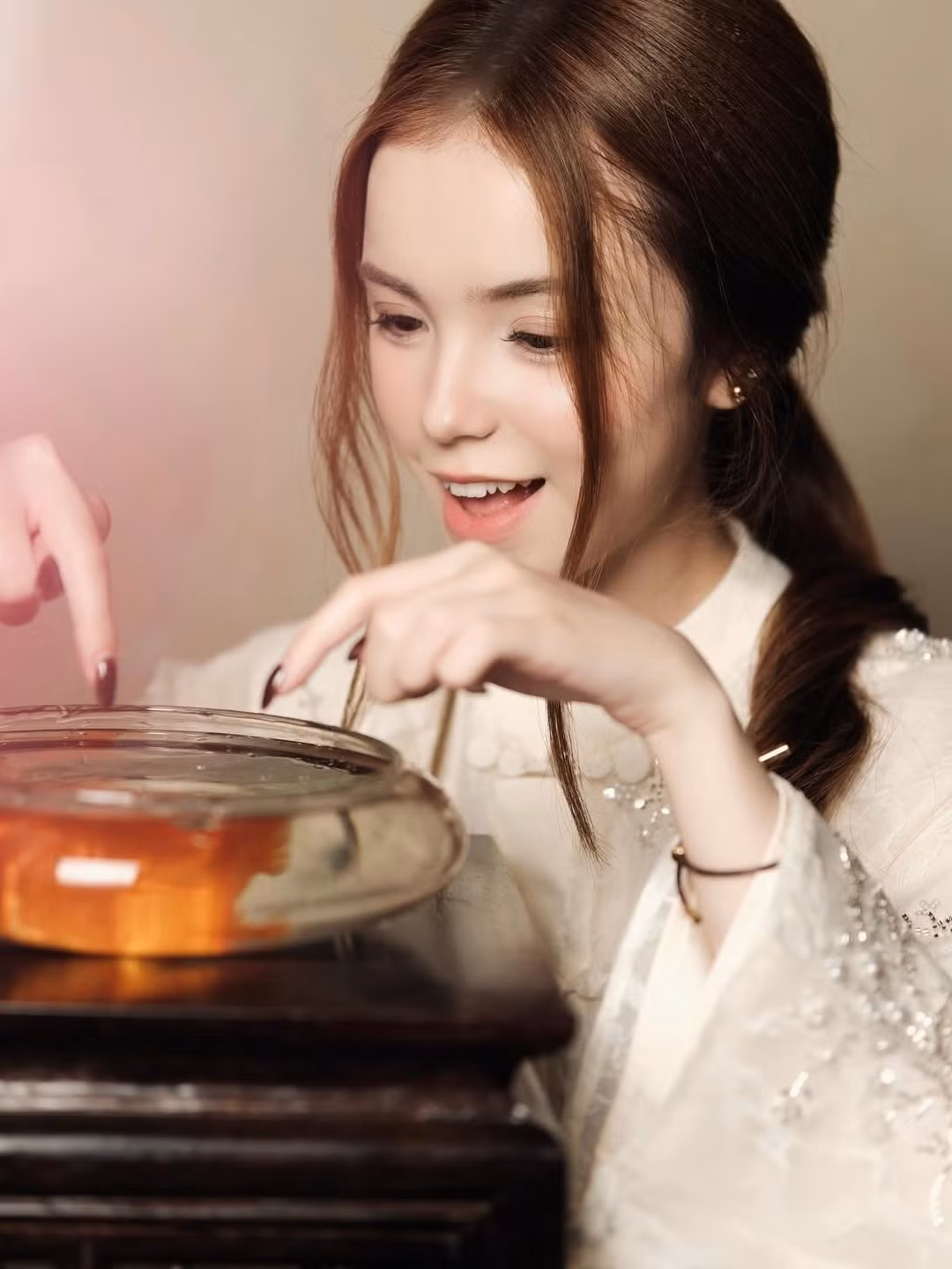 Với lối trang điểm tự nhiên tông hồng đào, Gia Linh khoe khéo đôi mắt to tròn và nụ cười rạng rỡ. Dù là khoảnh khắc nhắm mắt mơ màng hay mỉm cười tươi tắn, cô đều toát lên thần thái của một "nàng thơ" thực thụ. (Ảnh: IGNV)