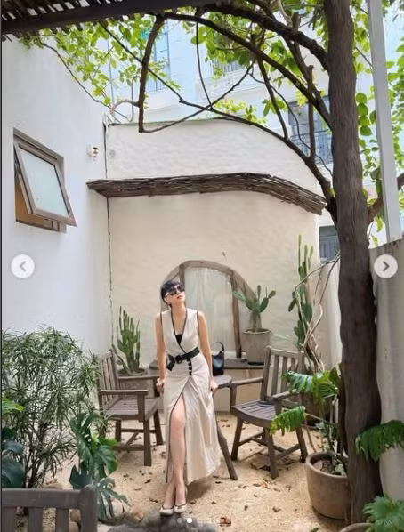 Diện đầm xẻ tà màu be tôn dáng, mix cùng kính đen và thắt lưng bản lớn, gương mặt đầy khí chất, mẹ vợ Đoàn Văn Hậu khiến nhiều người phải trầm trồ vì gu ăn mặc thời thượng như người đẹp showbiz chứ không phải mẹ ngoại đã U50.