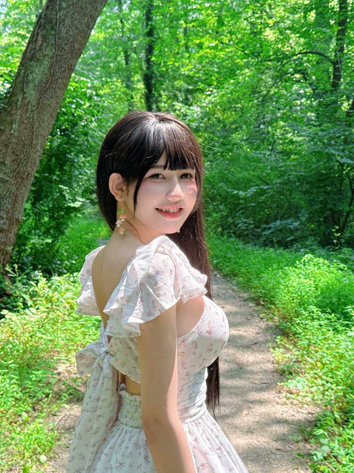 Cô đã thực hiện một màn cosplay nhân vật "phú bà" một cách chỉn chu từ trang phục, makeup, kiểu tóc, khiến nhiều người phải gật gù công nhận là giống hệt nguyên mẫu trong game.