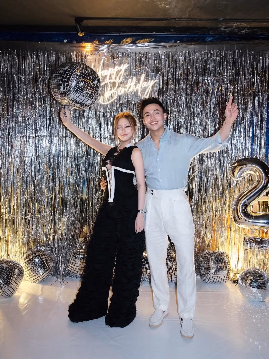 Bữa tiệc sinh nhật của Xoài Non được trang hoàng theo phong cách sôi động, lấp lánh với tông màu bạc chủ đạo. (Ảnh: IGNV)