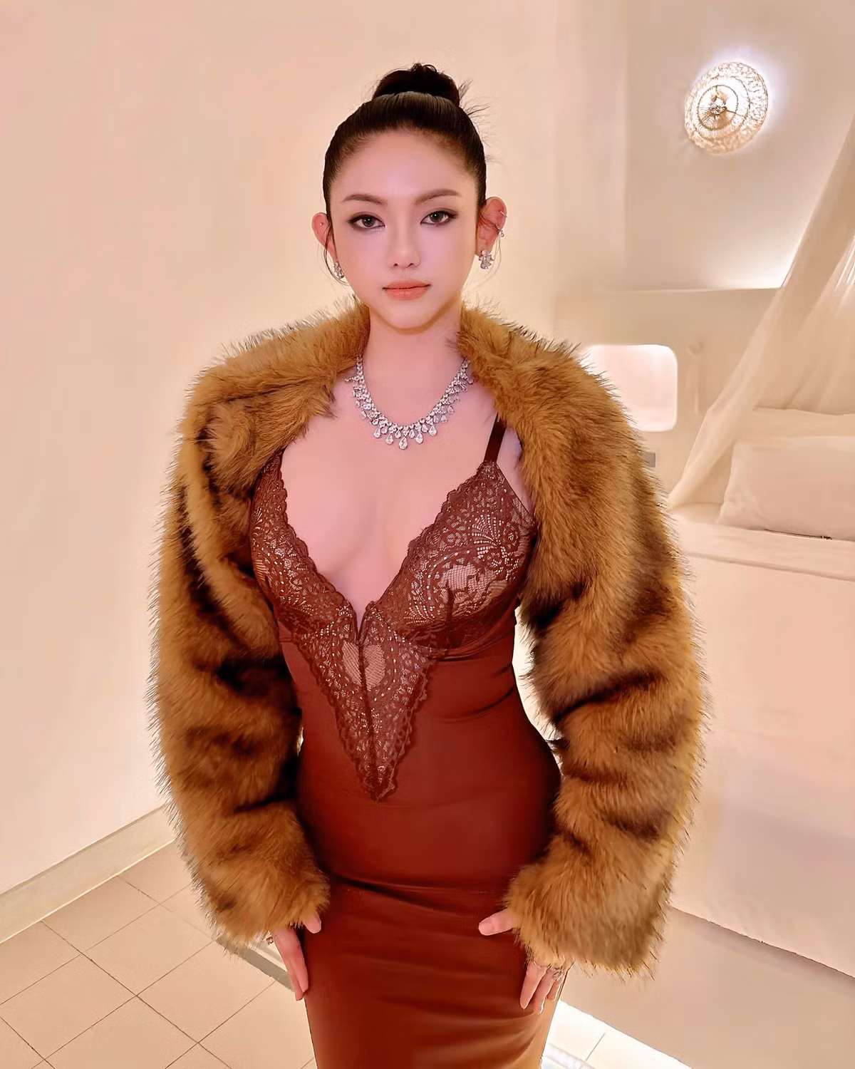 Cô nàng là tín đồ của váy, đầm và set đồ bodycon bó sát, giúp tôn lên vòng eo con kiến và vòng 1 đầy đặn. Những chiếc váy cúp ngực, hai dây mỏng manh được tận dụng tối đa. (Ảnh: FBNV)