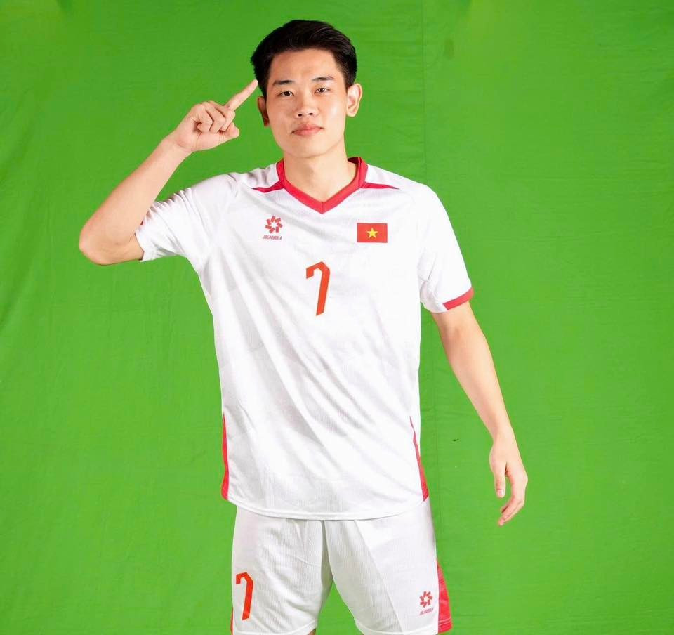 Bên cạnh thành tích thi đấu ấn tượng, cầu thủ quê Nghệ An hút fan bởi ngoại hình điển trai, chiều cao nổi bật 1,80m.