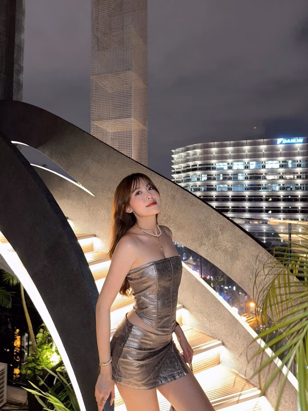 Không chỉ dừng lại ở trang phục, thần thái và cách tạo dáng của Tăng Mỹ Hàn cũng rất chuyên nghiệp. Cô tự tin khoe vẻ đẹp hiện đại, quyến rũ qua từng góc máy, từ biểu cảm lạnh lùng cho đến nụ cười nhẹ nhàng. (Ảnh: IGNV)