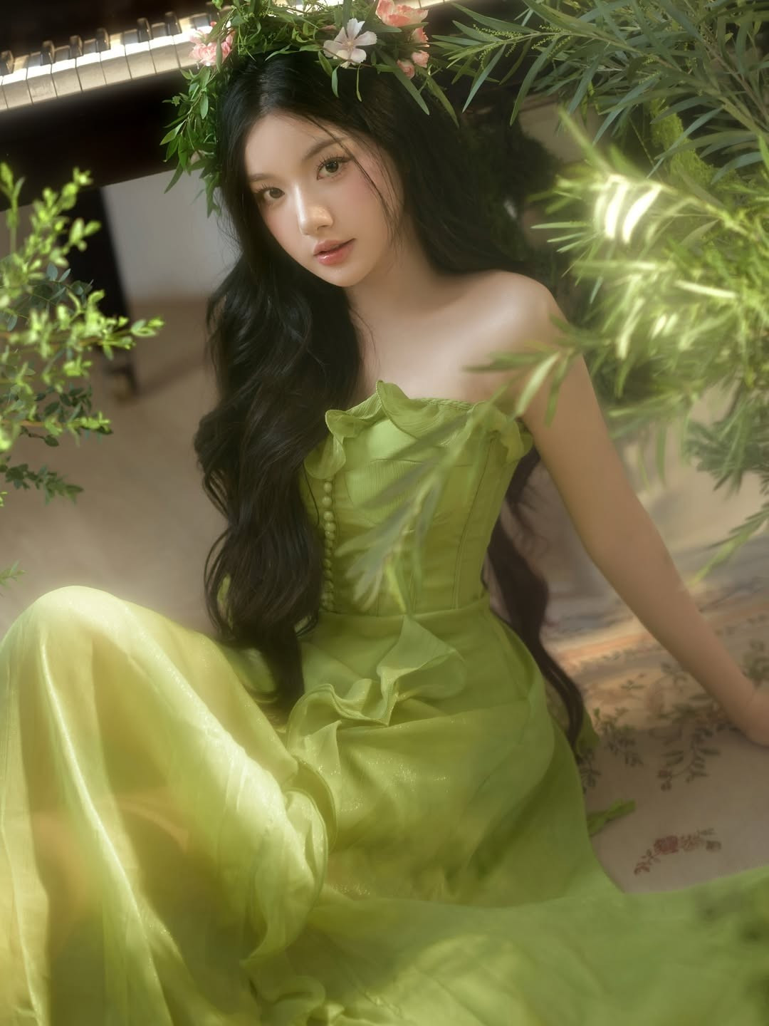 Ánh mắt xa xăm cùng những cử chỉ nhẹ nhàng bên cây đàn piano tạo nên một không gian nghệ thuật đầy lãng mạn. (Ảnh: IGNV)