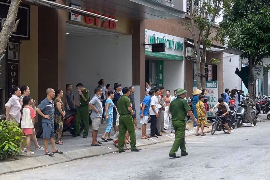 Nhiều cư dân chung cư hốt hoảng tháo chạy.