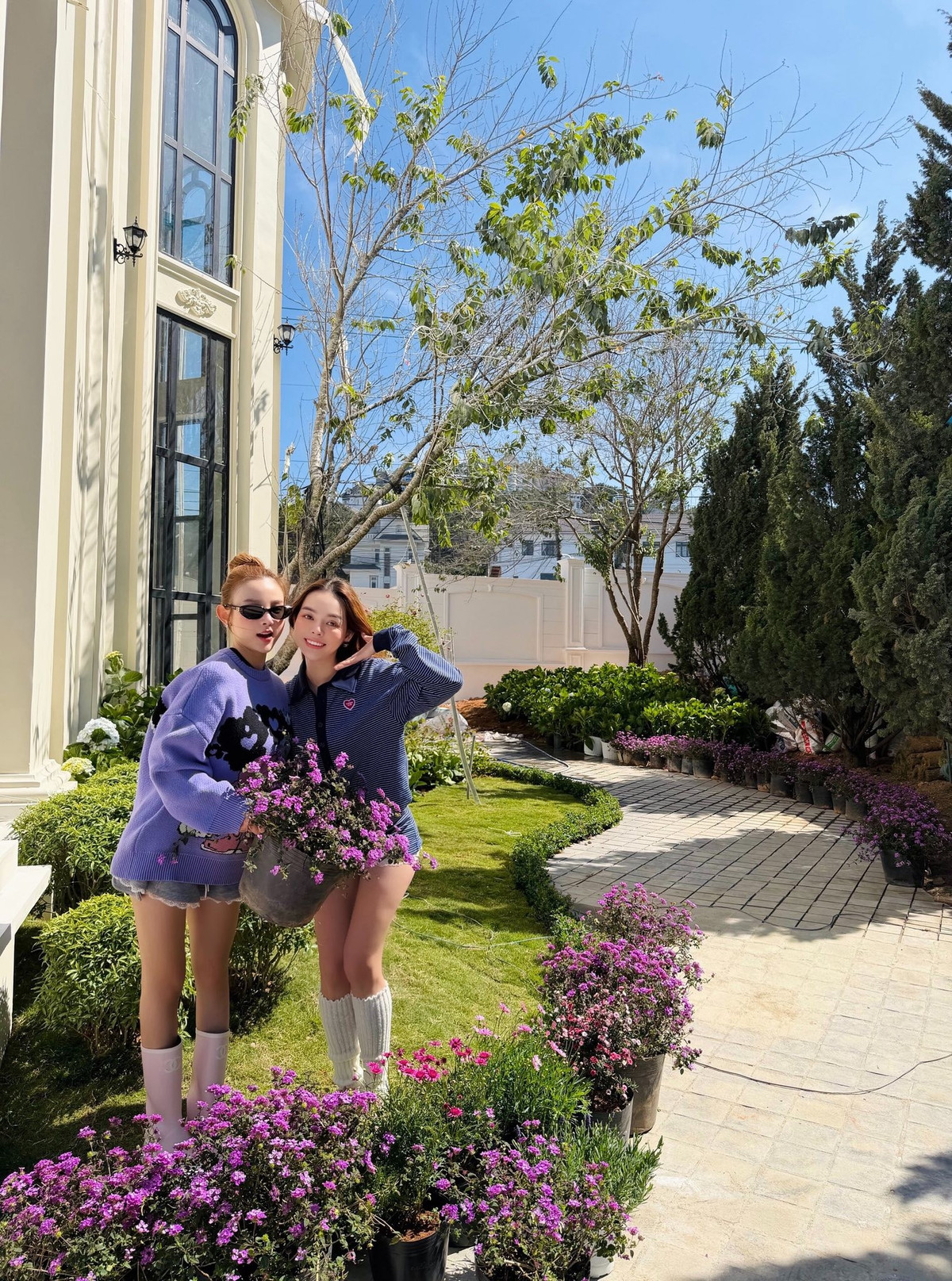 Người đẹp viết: "Cuối tuần của đôi bạn, trồng hoa xênh xắn". Dưới bài đăng, nhiều khán giả đã để lại bình luận ngưỡng mộ tình bạn bền chặt cũng như độ "chịu chi" của đôi bạn thân này. (Ảnh: IGNV)