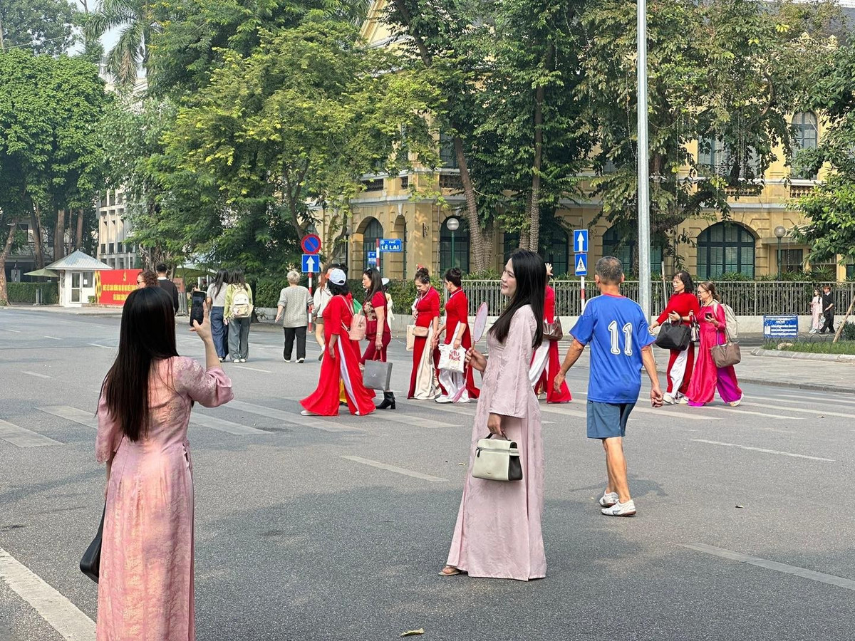 Từ góc nhìn hướng ra Tháp Rùa đến những đoạn vỉa hè lát đá bao quanh hồ, mỗi mét vuông tại đây đều có thể trở thành một góc check-in "triệu like".