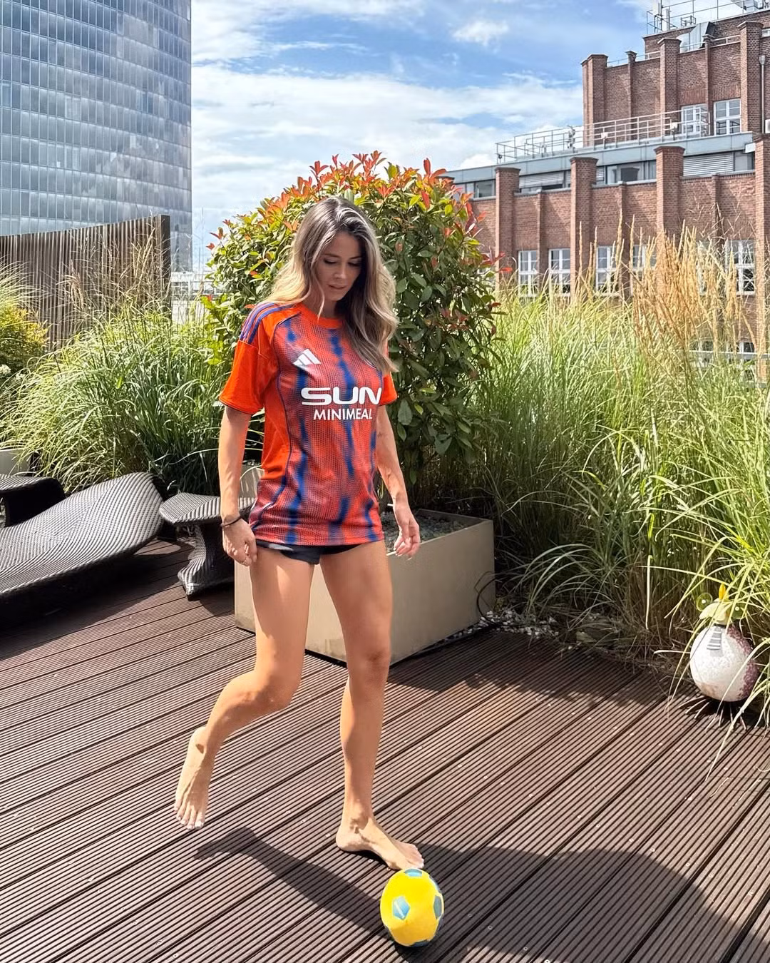 Karius, 32 tuổi, hiện khoác áo Schalke và đang nỗ lực lấy lại phong độ đỉnh cao sau khi rời Liverpool. Anh và Leotta kết hôn năm ngoái trong một lễ cưới xa hoa tại khu nghỉ dưỡng 5 sao, với chiếc bánh cưới cao gần bằng họ, gây sốt trên truyền thông châu Âu.