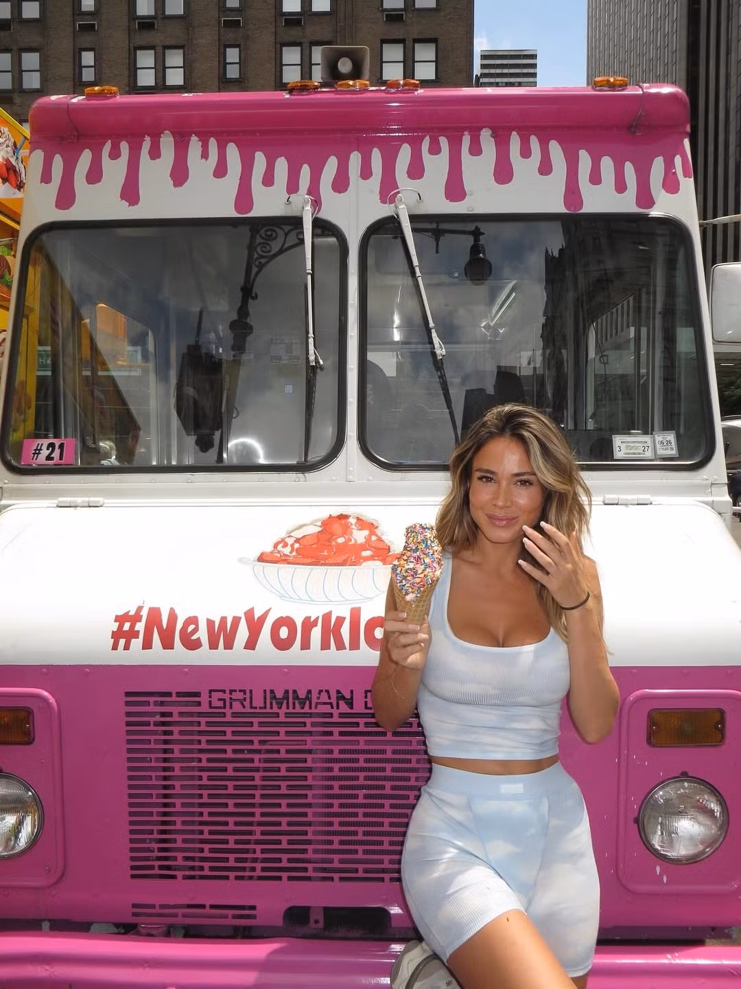 Diletta Leotta sở hữu thân hình khỏe khoắn và nóng bỏng. Cô nổi bật nhờ ngoại hình cuốn hút với chiều cao 1m75 cùng số đo 3 vòng là 97-68-91.