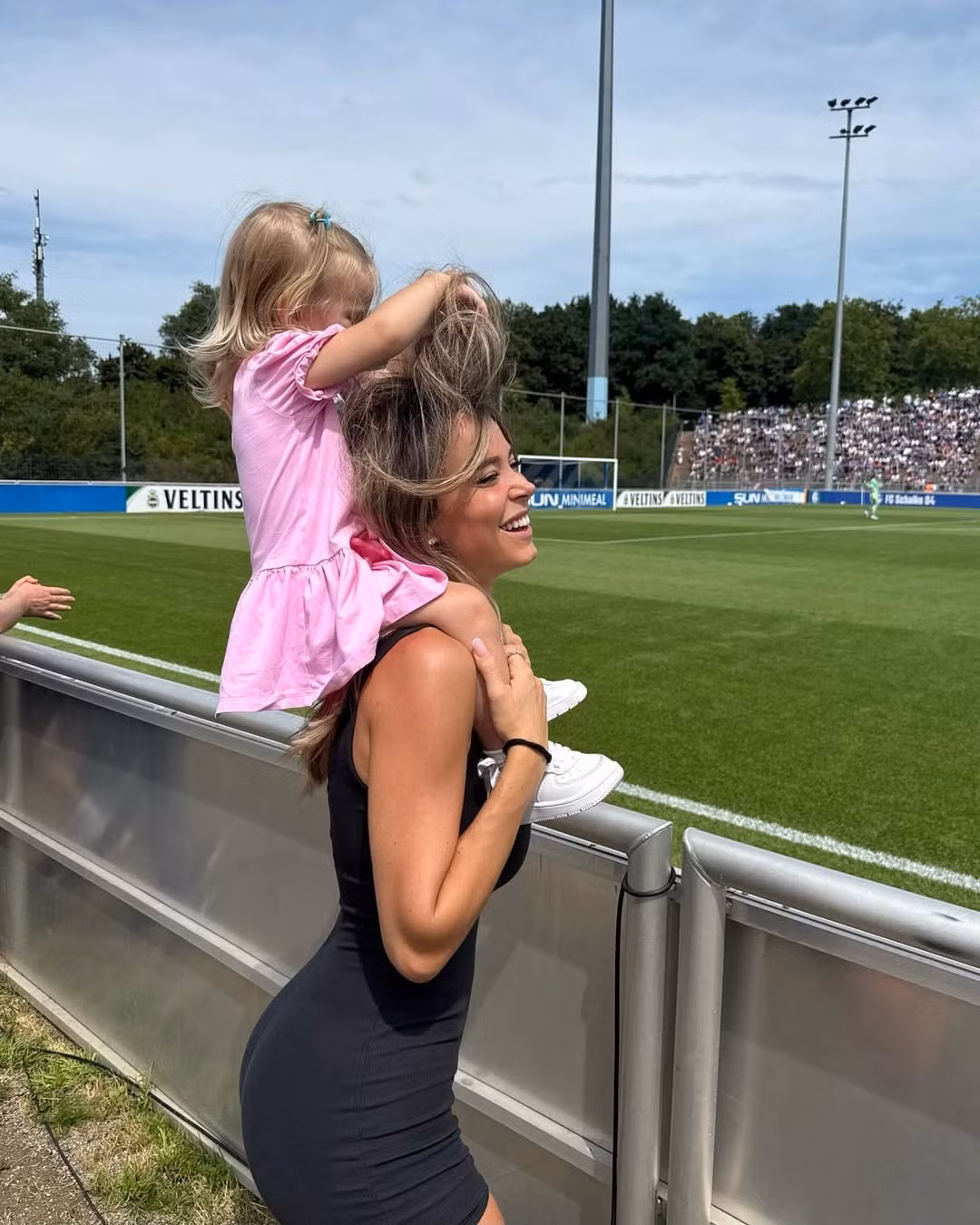 Diện chiếc váy ôm sát, cô nàng khoe trọn đường cong nóng bỏng, thu hút mọi ánh nhìn.