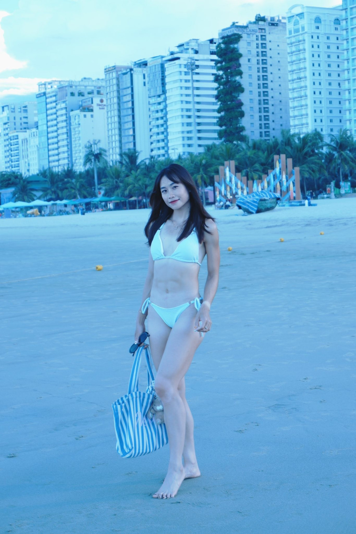 Huỳnh Thị Mỹ Tiên, nữ vận động viên điền kinh xinh đẹp và tài năng đến từ Vĩnh Long, đã khiến cộng đồng mạng không khỏi xuýt xoa khi chia sẻ những hình ảnh mới nhất trong bộ bikini quyến rũ. (Ảnh: FBNV)