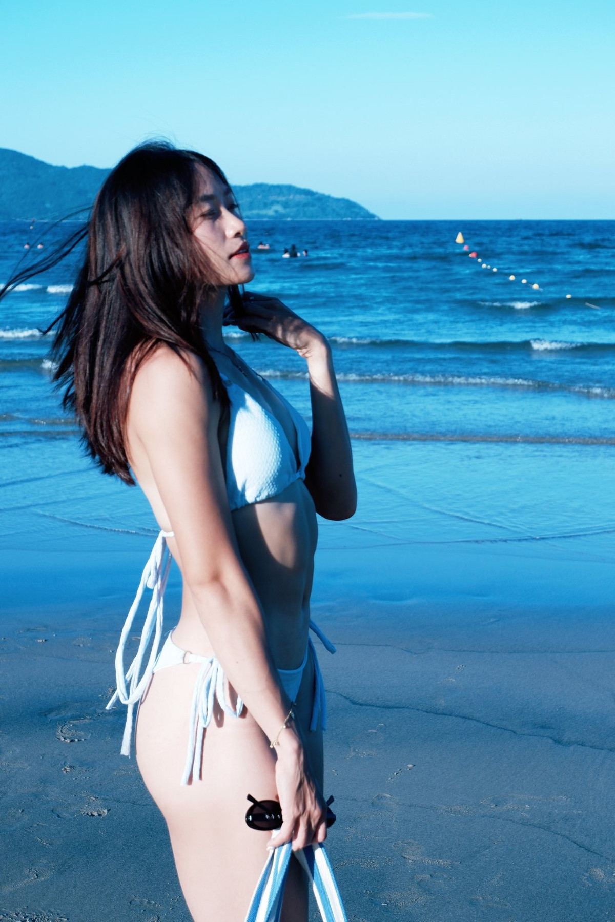 Dù trong những khoảnh khắc cận cảnh hay toàn thân, cơ bụng săn chắc và rõ nét của cô luôn là điểm nhấn ấn tượng, thể hiện sự kỷ luật và nỗ lực không ngừng trong sự nghiệp thể thao. (Ảnh: FBNV)