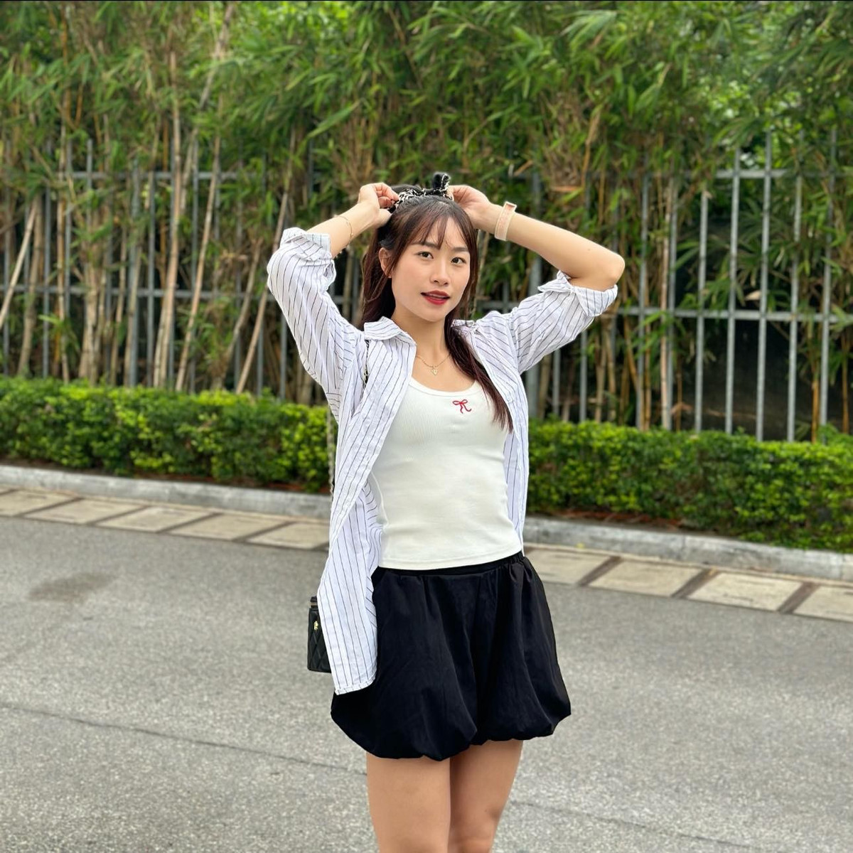 Mỹ Tiên được mệnh danh là “hot girl vượt rào” nhờ ngoại hình nổi bật. Khác với hình ảnh quyết liệt và rắn rỏi trên sân, nữ VĐV thích diện trang phục nữ tính khi đi chơi, cà phê, chụp ảnh trẻ trung đúng lứa tuổi. (Ảnh: FBNV)