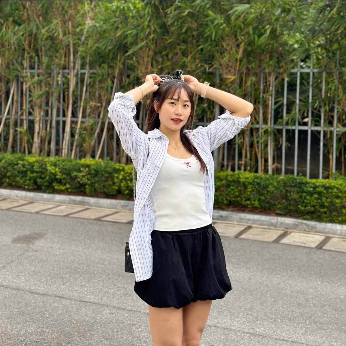 Mỹ Tiên được mệnh danh là “hot girl vượt rào” nhờ ngoại hình nổi bật. Khác với hình ảnh quyết liệt và rắn rỏi trên sân, nữ VĐV thích diện trang phục nữ tính khi đi chơi, cà phê, chụp ảnh trẻ trung đúng lứa tuổi. (Ảnh: FBNV)