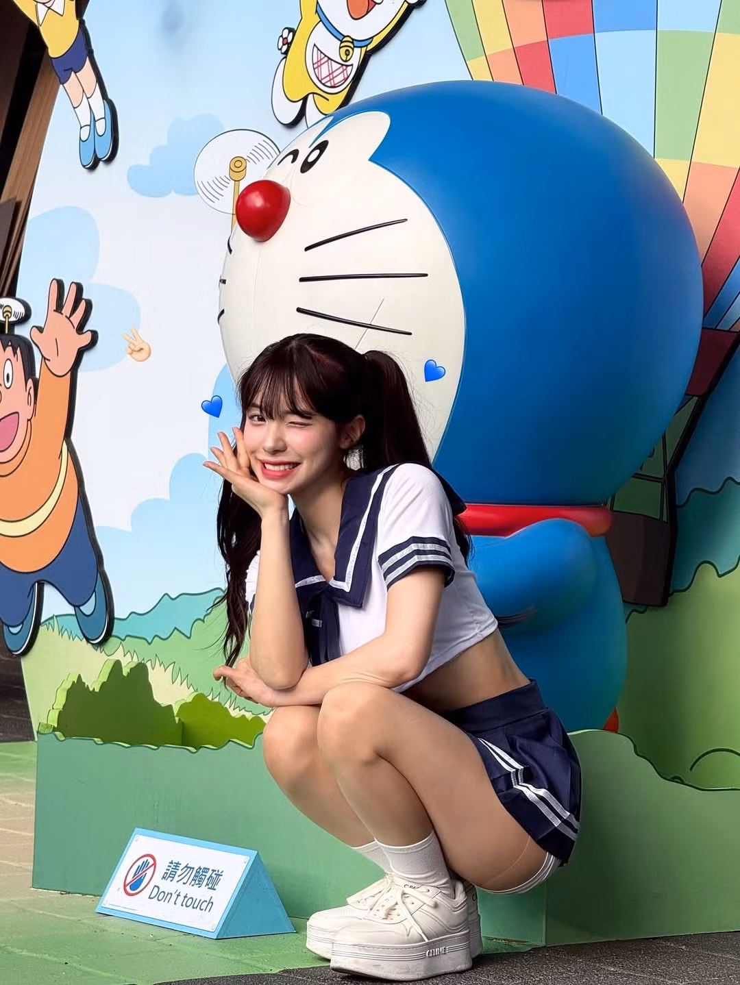 Trên trang cá nhân với hơn 1,8 triệu người theo dõi, Lee Da Hye vừa đăng tải loạt ảnh với phong cách thời trang thủy thủ vừa ngọt ngào vừa năng động. Loạt ảnh nhanh chóng thu hút sự chú ý lớn từ cộng đồng mạng bởi vẻ ngoài rạng rỡ và đặc biệt là vòng eo "con kiến" 56 cm đáng ngưỡng mộ. (Ảnh: IGNV)