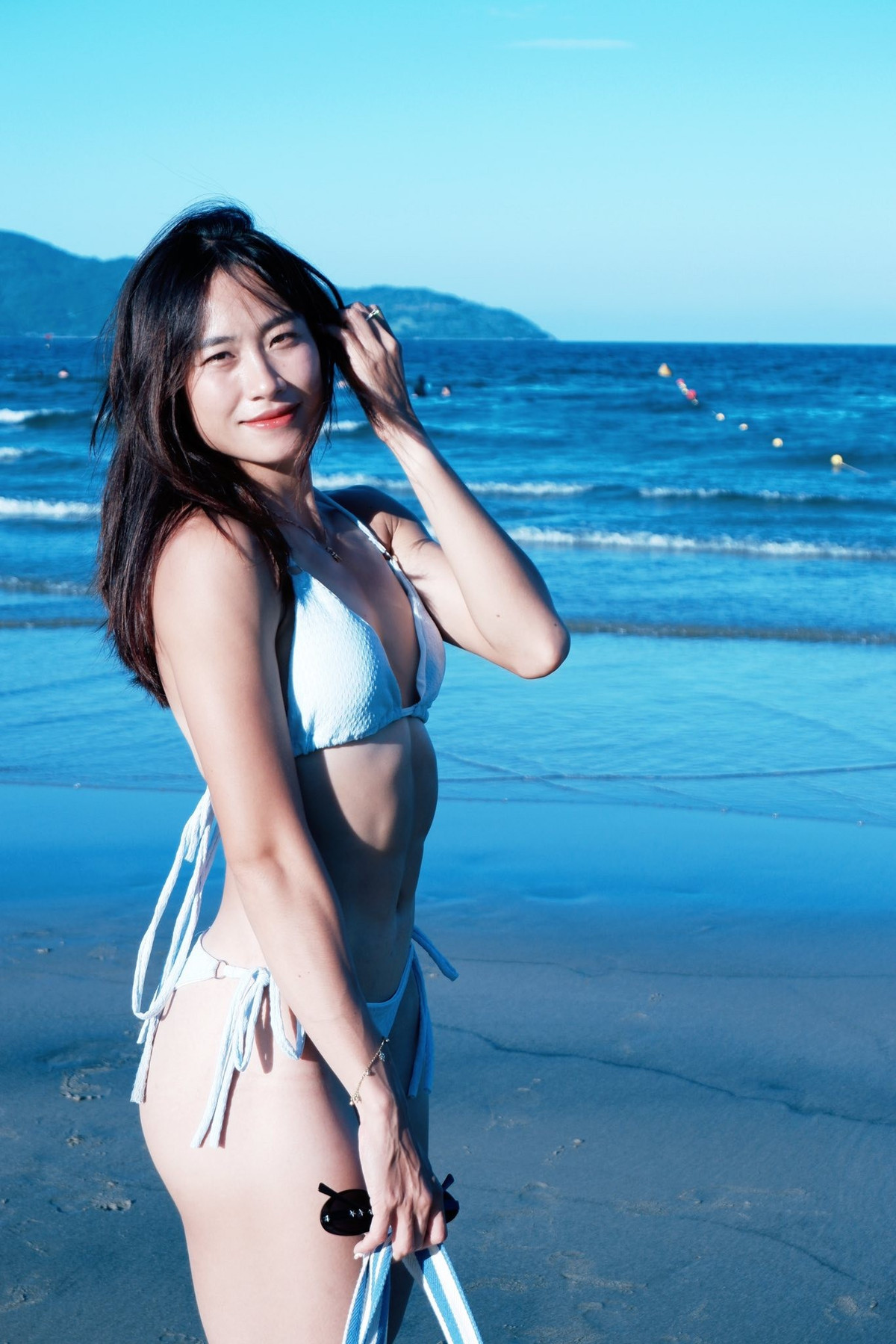 Trong bộ bikini hai mảnh màu trắng tinh khôi, Mỹ Tiên tự tin khoe trọn vóc dáng khỏe khoắn và cân đối, đặc trưng của một vận động viên chuyên nghiệp. (Ảnh: FBNV)