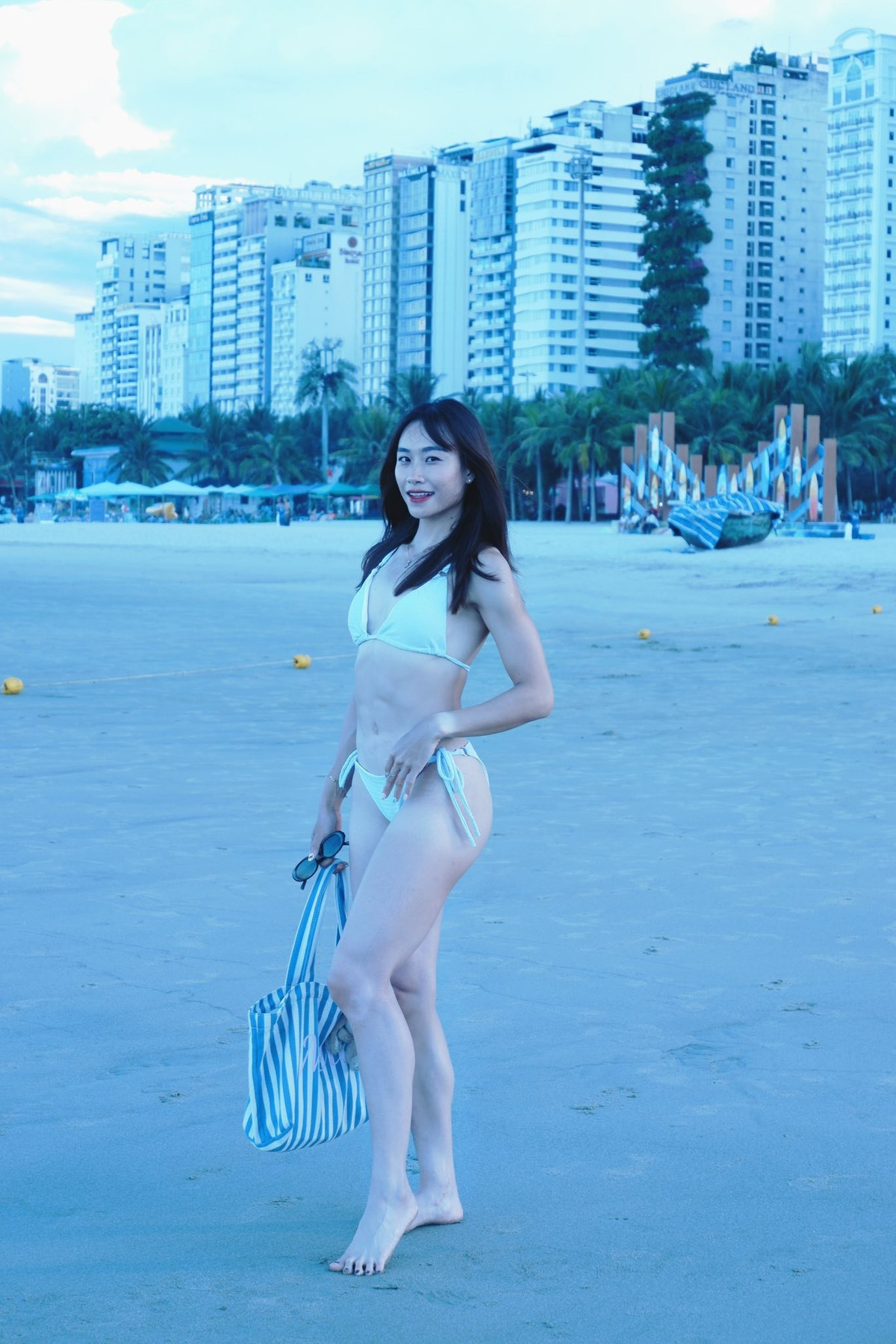 Không chỉ thu hút bởi nhan sắc rạng rỡ, Mỹ Tiên còn làm người hâm mộ trầm trồ với cơ bụng săn chắc đáng ngưỡng mộ, minh chứng cho quá trình tập luyện bền bỉ. (Ảnh: FBNV)