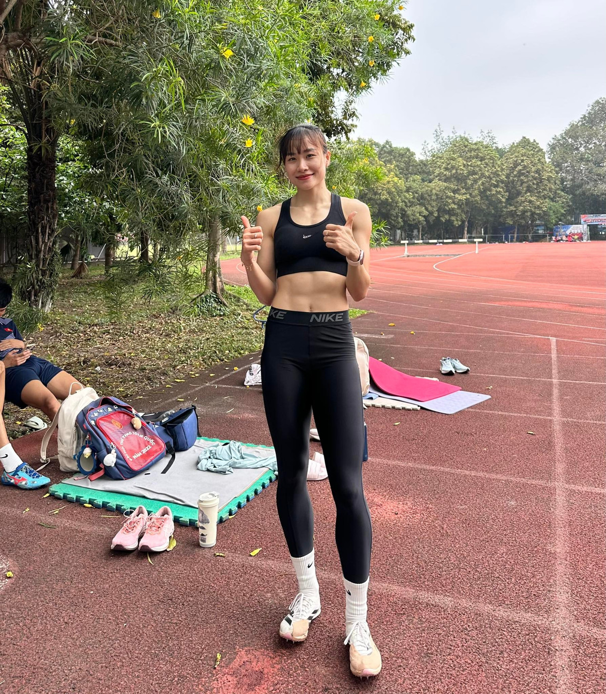 Cô bắt đầu luyện tập điền kinh từ năm lớp 6. Sau chục năm khổ luyện, cô ghi dấu ấn với tấm HCV nội dung 100 m rào nữ tại SEA Games 32. (Ảnh: FBNV)