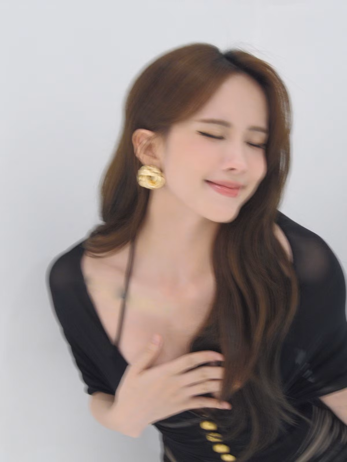 Cô nhận được nhiều lời khen ngợi vì đã lắng nghe, tiếp thu ý kiến từ cộng đồng fan của mình. Đặc biệt là trong quyết định thay đổi kiểu tóc. Việc thường xuyên "vén mái" thay vì kiểu tóc mái dày quen thuộc trước đây được cho đã "nâng tầm nhan sắc" cho nữ ca sĩ. (Ảnh: FBNV)