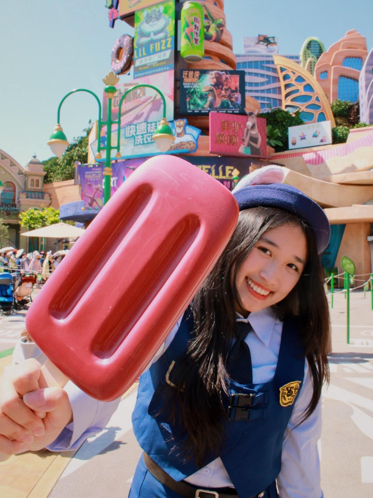 Hòa mình vào không khí sôi động này, hot YouTuber Jenny Huỳnh đã có một chuyến phiêu lưu đáng nhớ đến thế giới Zootopia ngoài đời thực, hóa thân thành cô cảnh sát thỏ dũng cảm Judy Hopps. (Ảnh: IGNV)