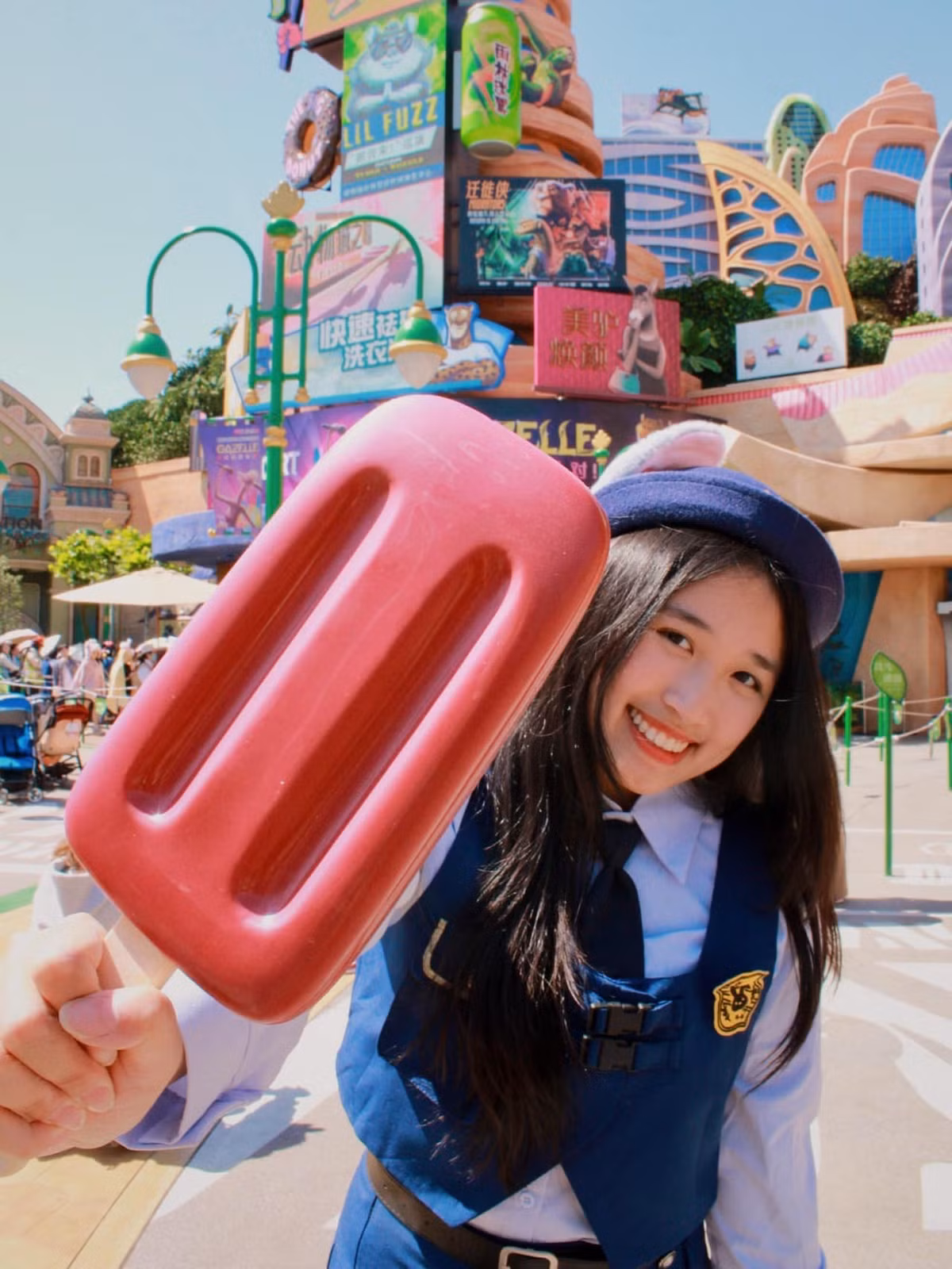 Hòa mình vào không khí sôi động này, hot YouTuber Jenny Huỳnh đã có một chuyến phiêu lưu đáng nhớ đến thế giới Zootopia ngoài đời thực, hóa thân thành cô cảnh sát thỏ dũng cảm Judy Hopps. (Ảnh: IGNV)