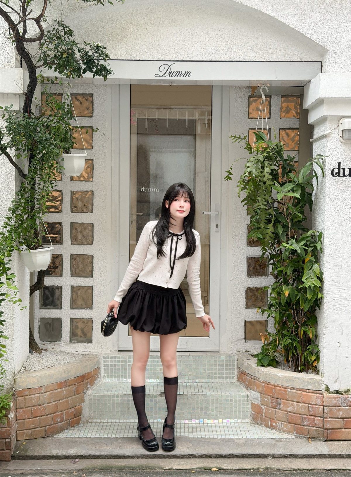 Ở phần bình luận, nhiều người không khỏi để lại những lời khen có cánh: "Như em bé 18 chủi cưng vậy trời", "nói sinh viên năm 1 người ta cũng tin luôn", "Sam cute xinh đẹp ra như gái đôi mươi ra he". (Ảnh: IGNV)