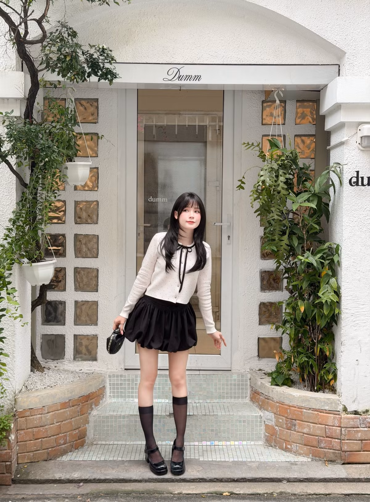 Ở phần bình luận, nhiều người không khỏi để lại những lời khen có cánh: "Như em bé 18 chủi cưng vậy trời", "nói sinh viên năm 1 người ta cũng tin luôn", "Sam cute xinh đẹp ra như gái đôi mươi ra he". (Ảnh: IGNV)