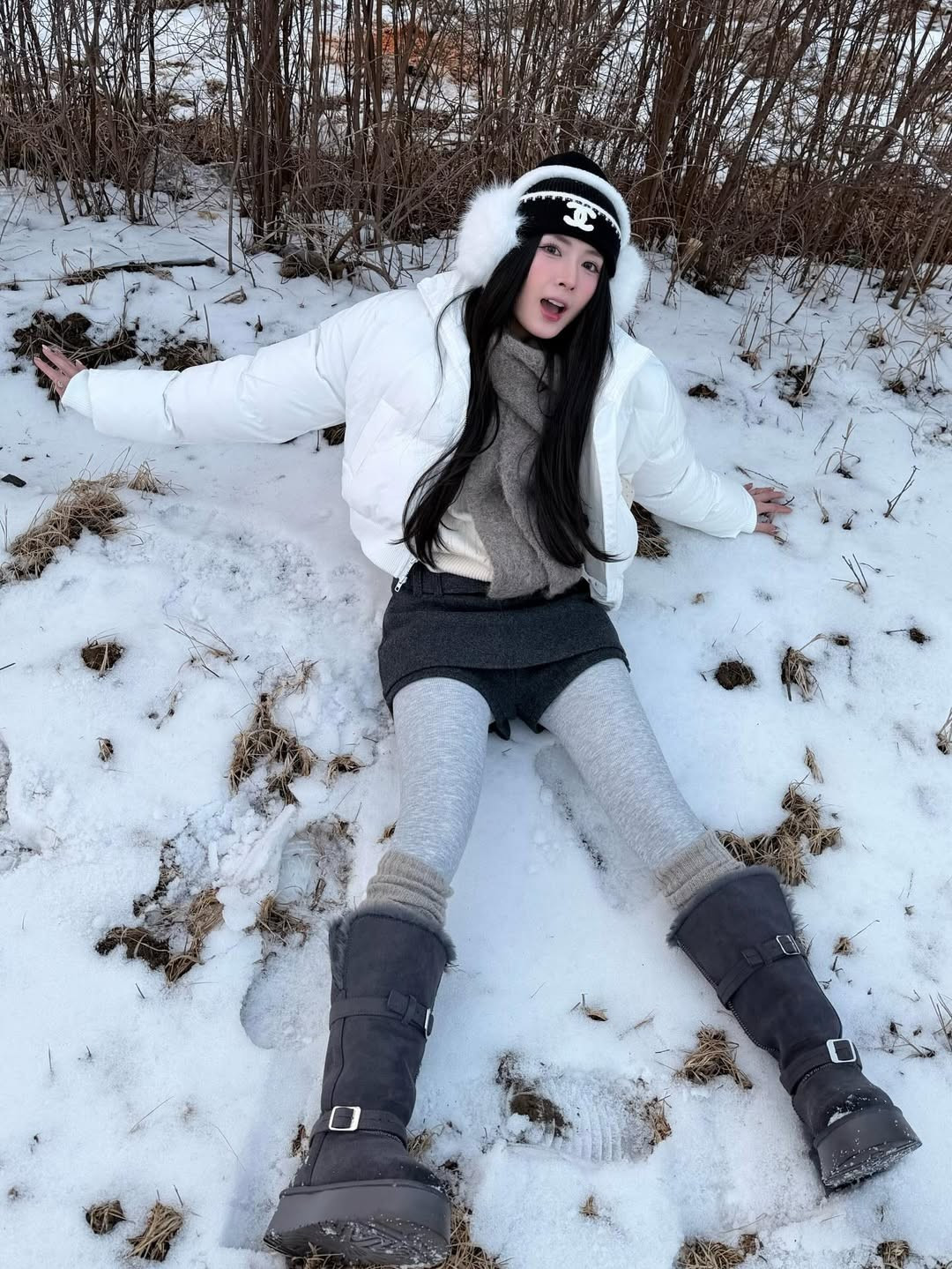 Mới đây, nữ TikToker đình đám Quỳnh Alee đã khiến cộng đồng mạng xuýt xoa khi đăng tải bộ ảnh check-in cực ngọt ngào trong chuyến du lịch nước ngoài. Giữa khung cảnh tuyết trắng xóa như phim ngôn tình, nhan sắc trong trẻo của cô nàng nhanh chóng nhận về hàng chục nghìn lượt tương tác. (Ảnh: IGNV)