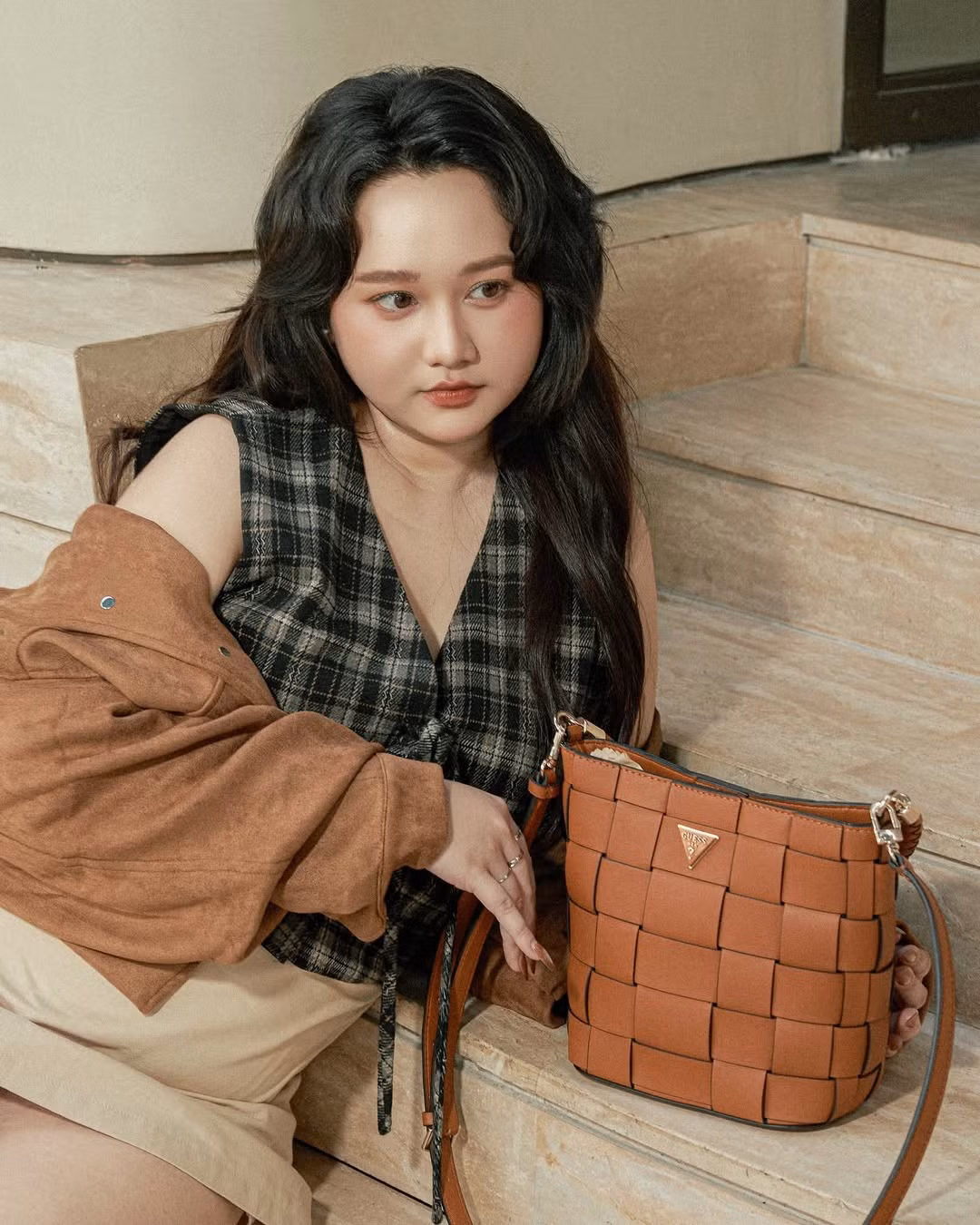 Trong bộ ảnh mới nhất, Trúc Anh gây ấn tượng với phong cách street style nhẹ nhàng, đơn giản nhưng vẫn đầy cuốn hút. (Ảnh: IGNV)