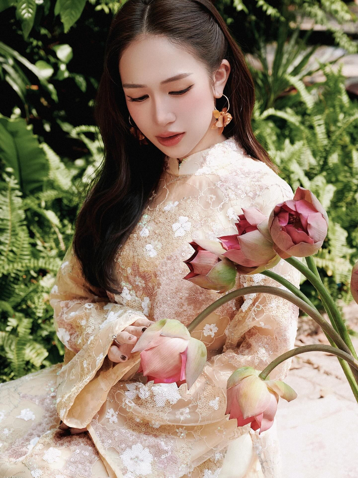 Với tiêu chí "mỗi mùng một bộ ảnh", cô nàng đã khéo léo biến hóa từ những bộ áo bà ba chân chất đến những thiết kế áo dài cách tân đầy sang trọng. (Ảnh: IGNV)