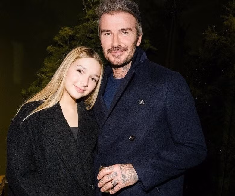 Cô bé thường xuyên xuất hiện với vẻ ngoài ngọt ngào, mái tóc dài óng ả và phong cách thời trang "công chúa" được mẹ Victoria chăm chút.