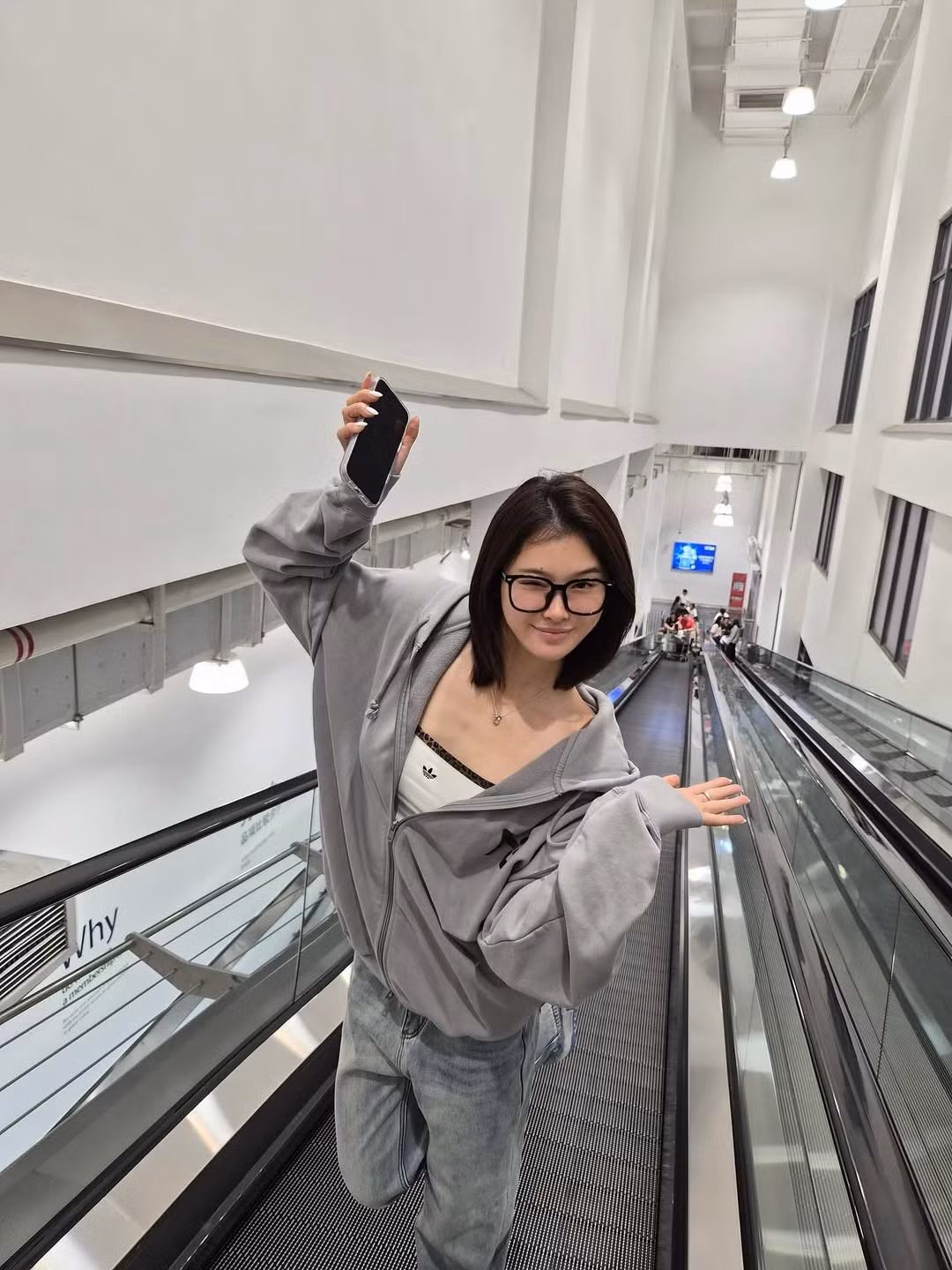 Wu Yanni chọn một set đồ đậm chất Gen Z với áo khoác hoodie zip-up màu xám nhạt, bên trong là áo quây trắng có viền ren. (Ảnh: IGNV)