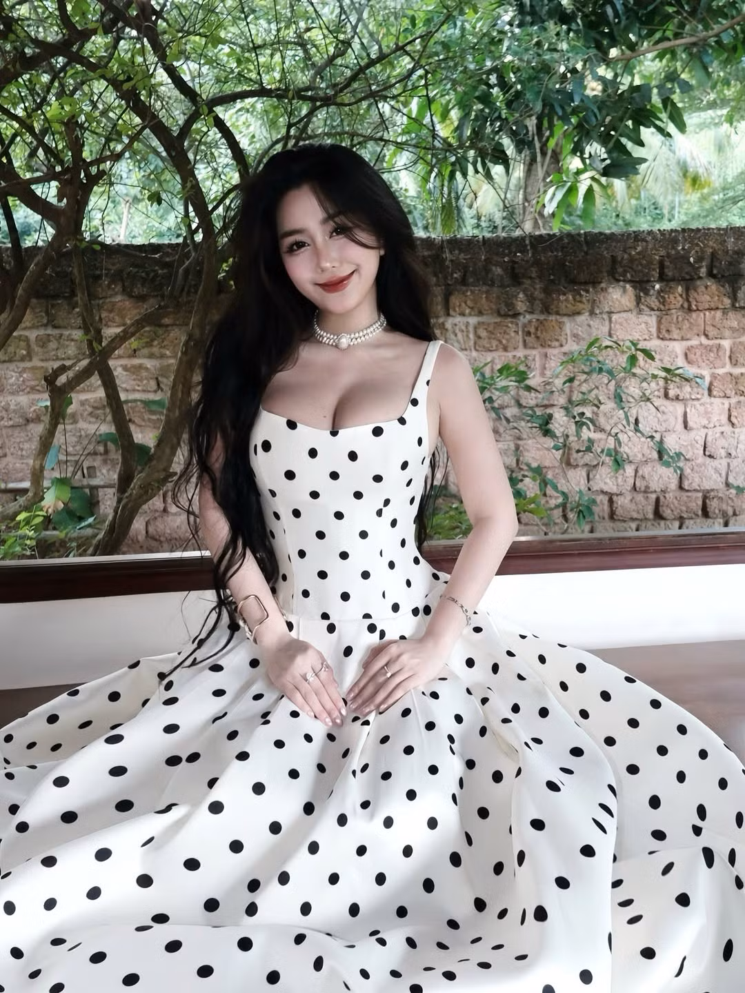 Võ Ngọc Trân luôn là cái tên gây sốt cộng đồng mạng mỗi lần xuất hiện. Cô nàng sinh năm 2001 này nổi tiếng từ thời còn là nữ sinh trung học với biệt danh "thiên thần áo dài". (Ảnh: IGNV)