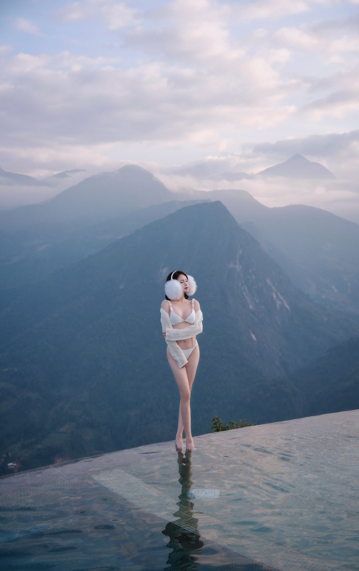 Mới đây, một cô gái khi chia sẻ loạt ảnh diện bikini màu trắng giữa khung cảnh núi rừng Sapa hùng vĩ đã gây chú ý trên mạng xã hội. Loạt ảnh của cô nàng hiện tại đã thu hút hàng nghìn lượt yêu thích cùng hàng trăm bình luận. (Ảnh: FBNV)