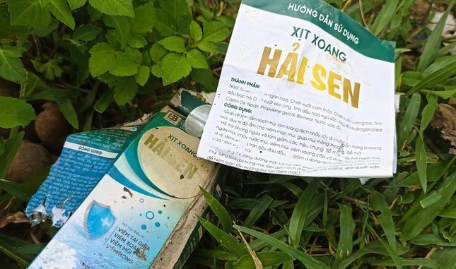 Một số sản phẩm có tên xịt xoang Hải Sen, sâm tố nữ Hải Sen... đang còn hạn vứt đầy ven hồ Thường Xung (xã Văn Phú, huyện Nho Quan) Một số sản phẩm có tên xịt xoang Hải Sen, sâm tố nữ Hải Sen... đang còn hạn vứt đầy ven hồ Thường Xung (xã Văn Phú, huyện Nho Quan)