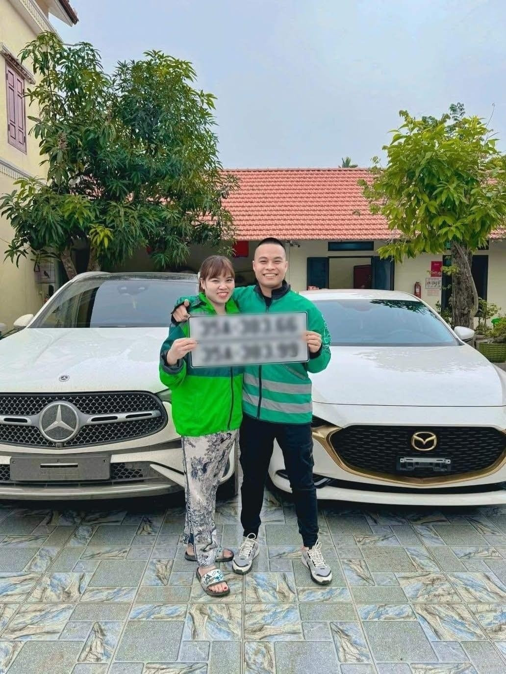 Vợ chồng Hải Sen liên tục khoe đổi xe hơi sau thời gian làm sáng tạo nội dung, kinh doanh mỹ phẩm. Ảnh: Hải Sen Vlog/Facebook.