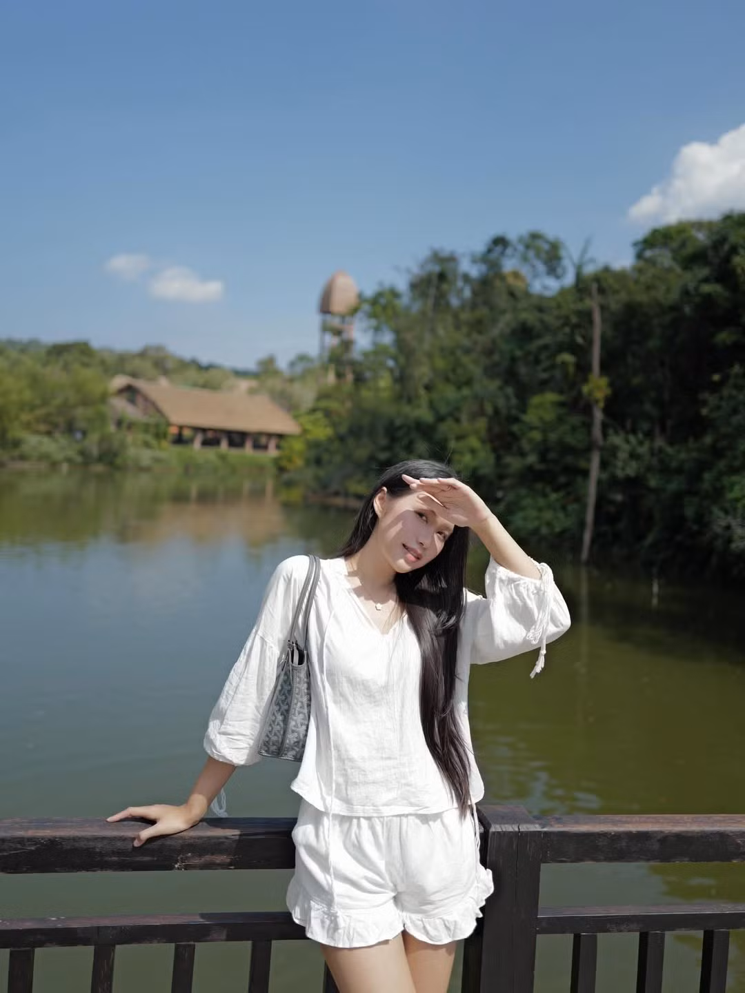 Trong loạt ảnh mới nhất, Doãn Hải My lựa chọn set đồ đồng bộ sắc trắng với thiết kế áo tay bồng điệu đà kết hợp cùng quần short năng động. (Ảnh: IGNV)