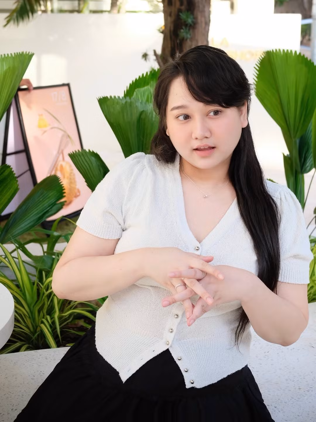 Ở thời điểm hiện tại, Trúc Anh vẫn nhận chụp hình quảng cáo cho nhiều nhãn hàng và không ngại khoe vẻ mũm mĩm hiện tại. (Ảnh: IGNV)